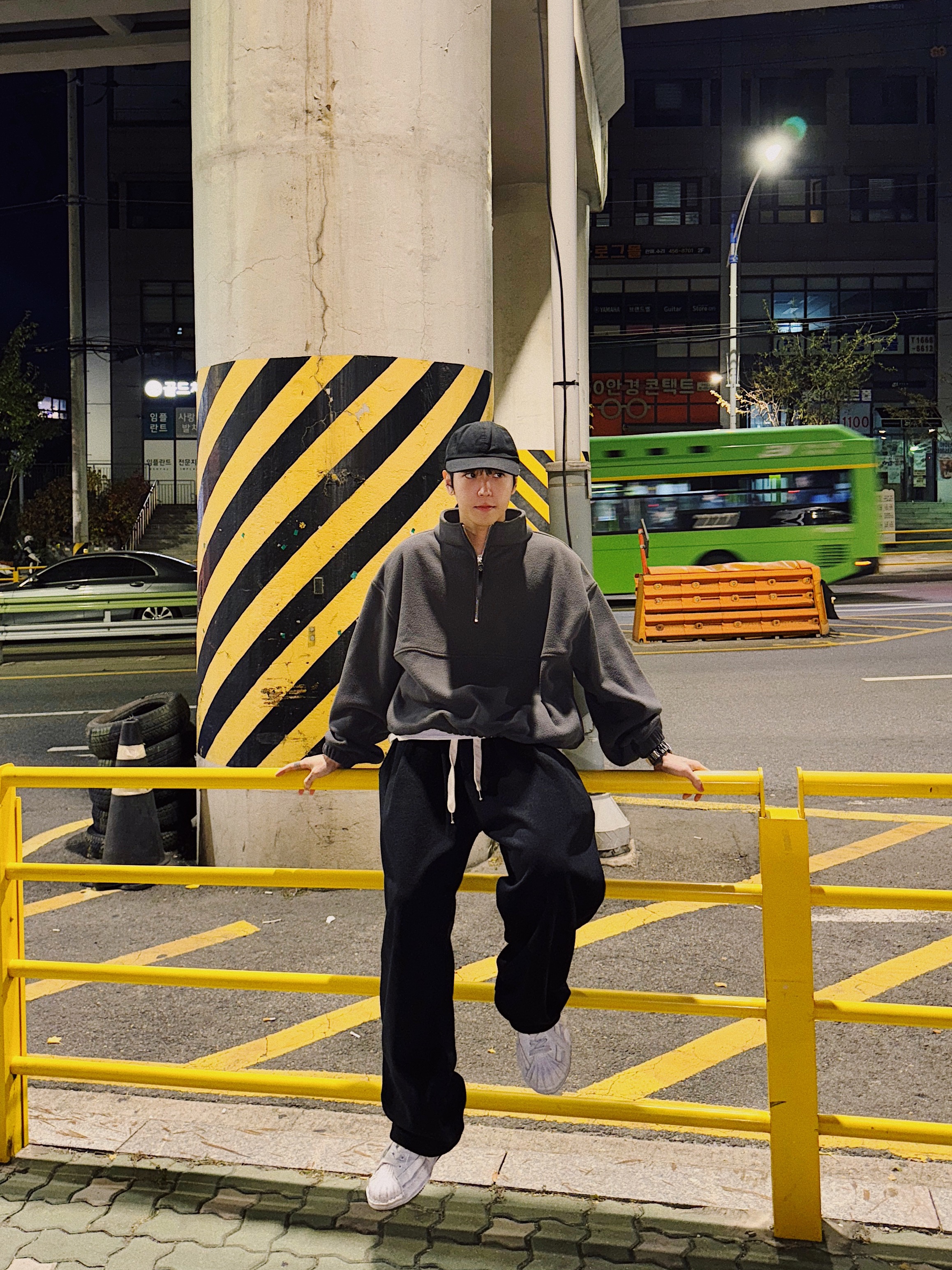 Helinox x Post Archive Faction (PAF) 15th Anniversary Technical Cap Right Black, Maison Mihara Yasuhiro Blakey OG Sole Canvas Low-top Sneakers White 착용 스타일 - 4