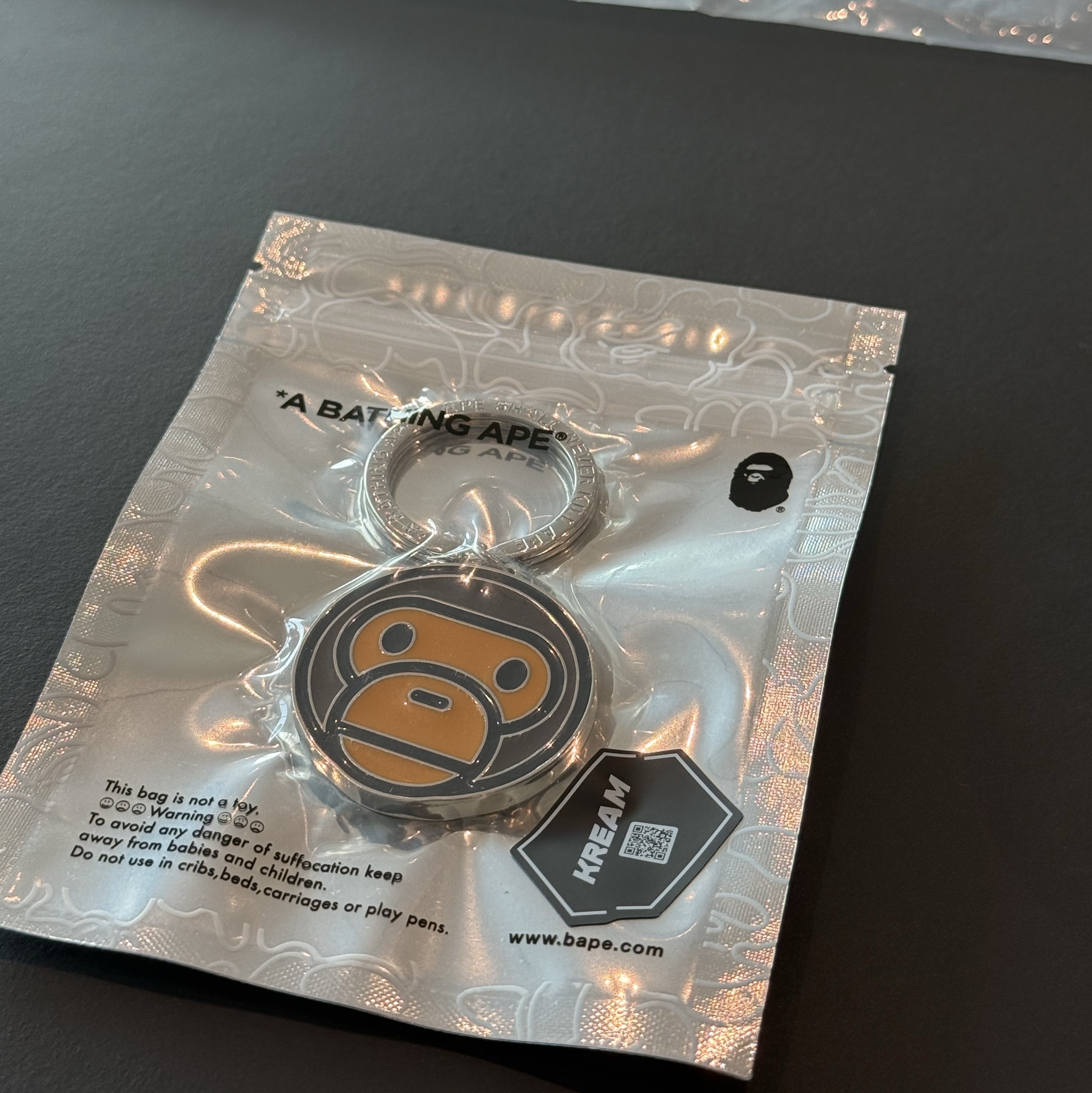 BAPE Baby Milo Metal Keychain Brown 착용 스타일 - 2