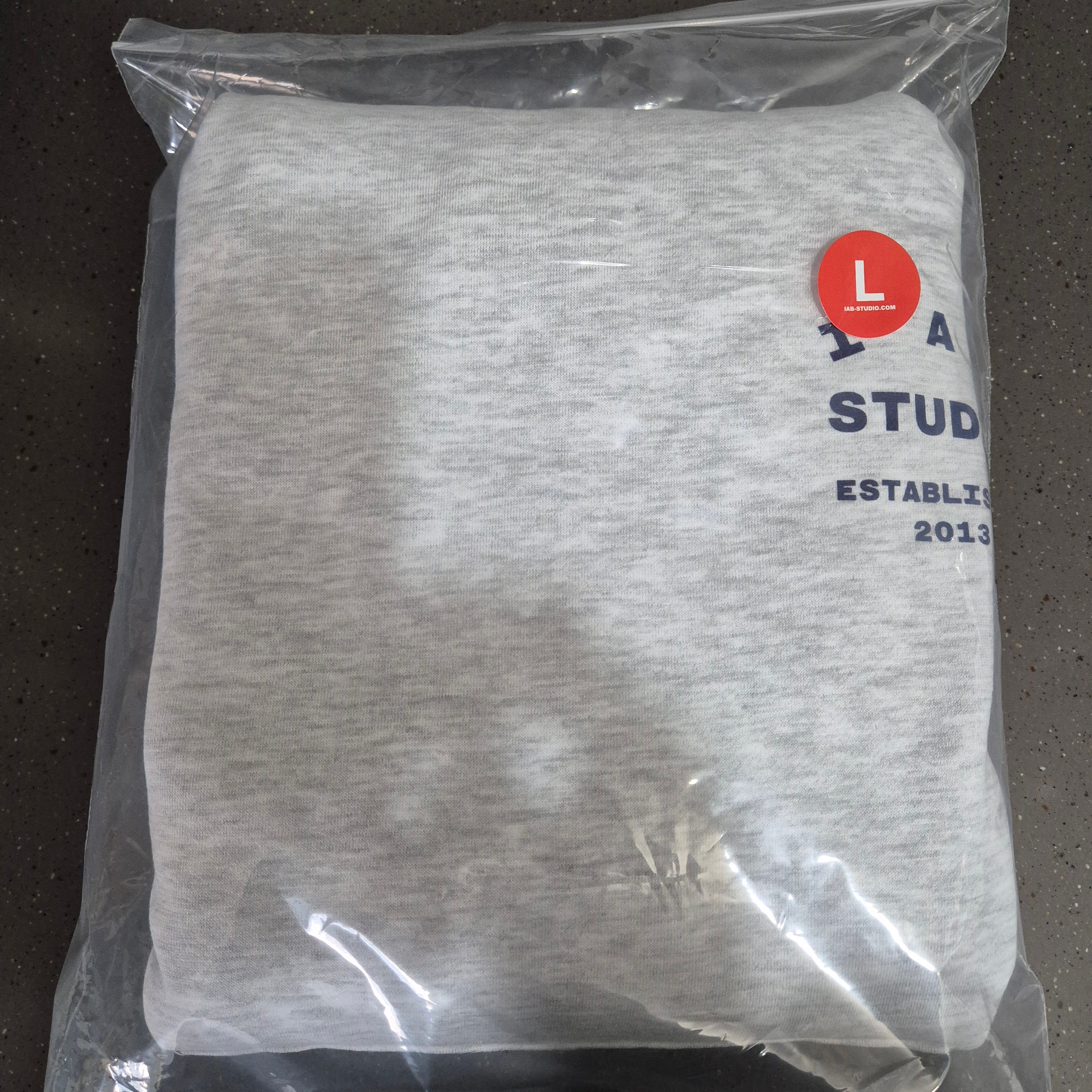 IAB Studio 25 Hoodie Light Gray Navy 착용 스타일