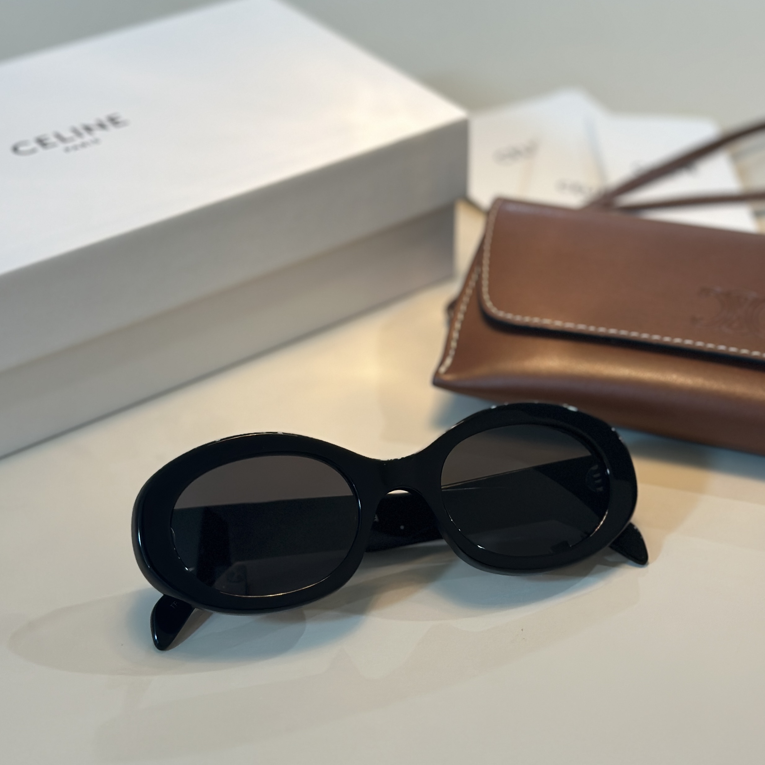 (W) Celine Triomphe 01 Sunglasses in Acetate Black 착용 스타일 - 3