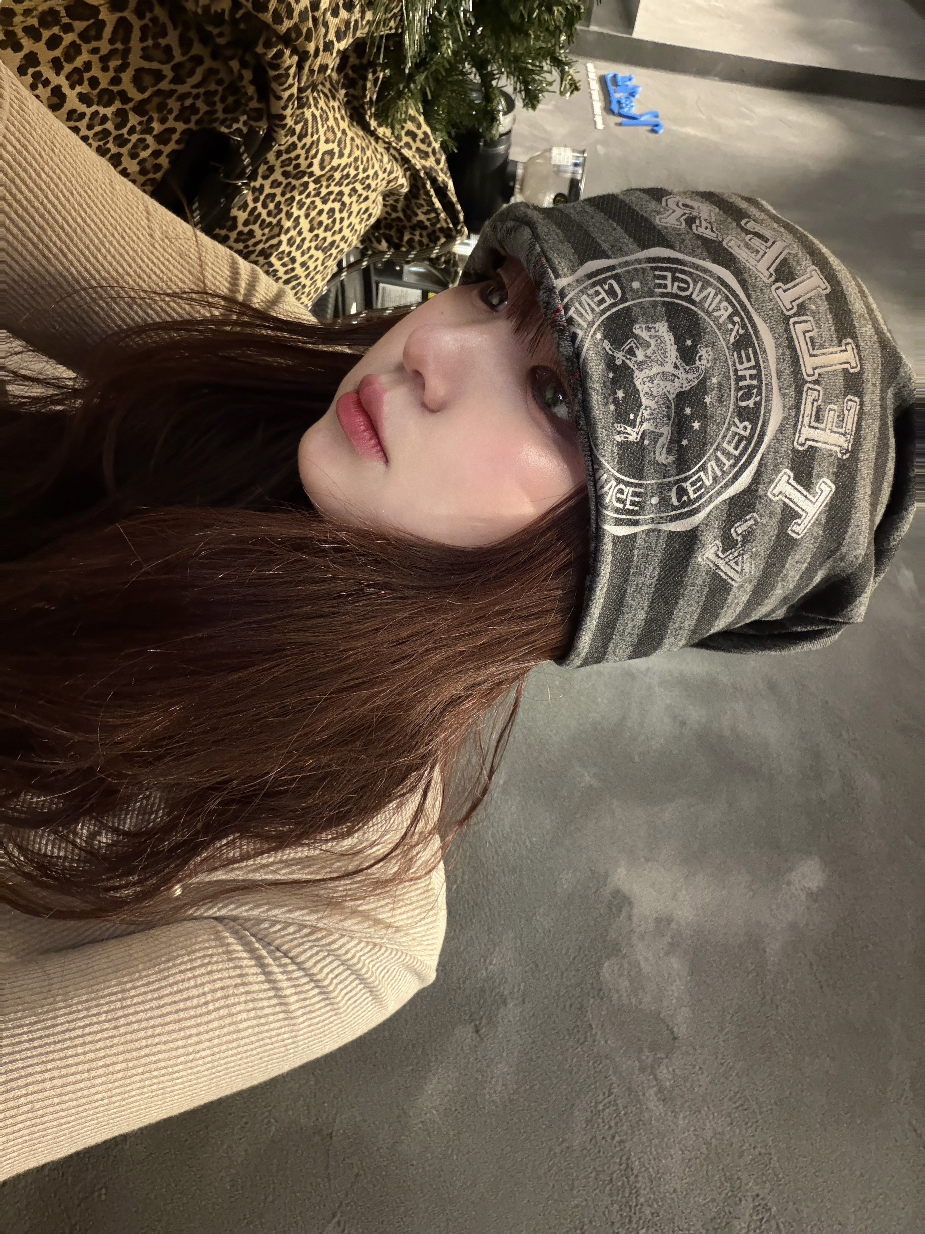 SOMSOC Atelier Contrast Beanie Charcoal 착용 스타일 - 1