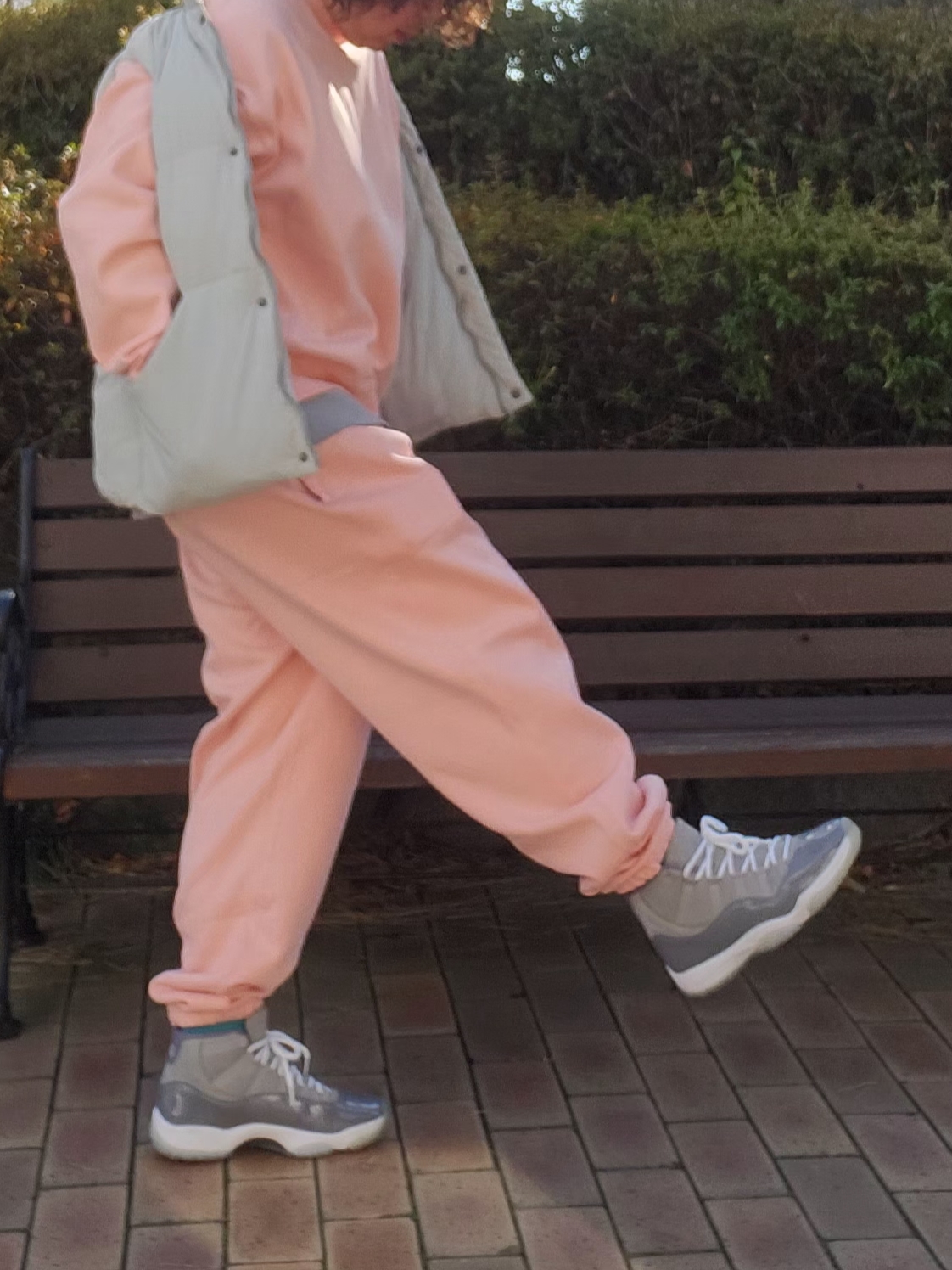 Nike NRG Solo Swoosh Fleece Pants Bleached Coral - US/EU, Nike NRG Solo Swoosh Crew Fleece Bleached Coral - US/EU 착용 스타일 - 3