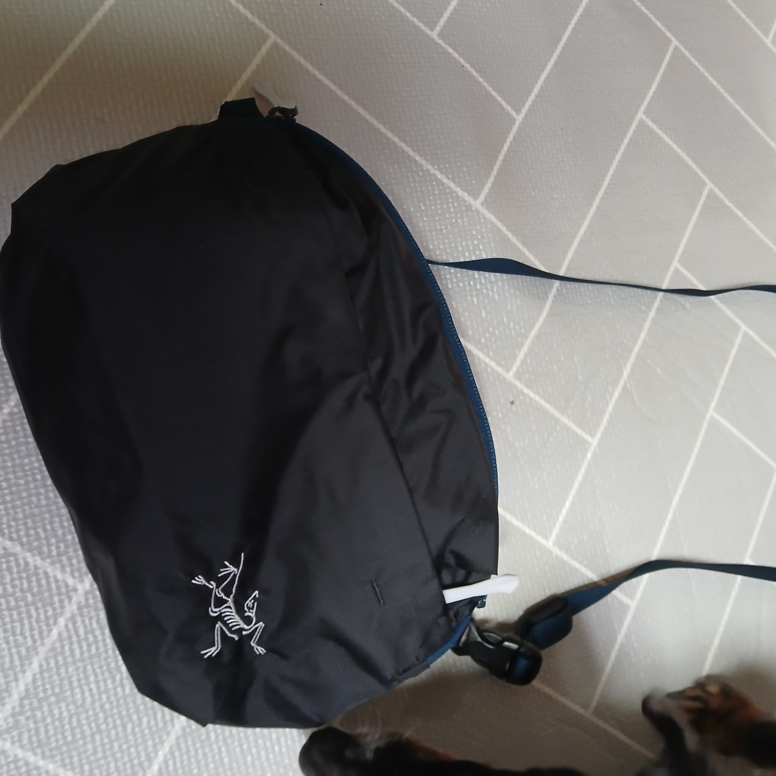 Arc'teryx Heliad Crossbody Bag Lodestar 착용 스타일