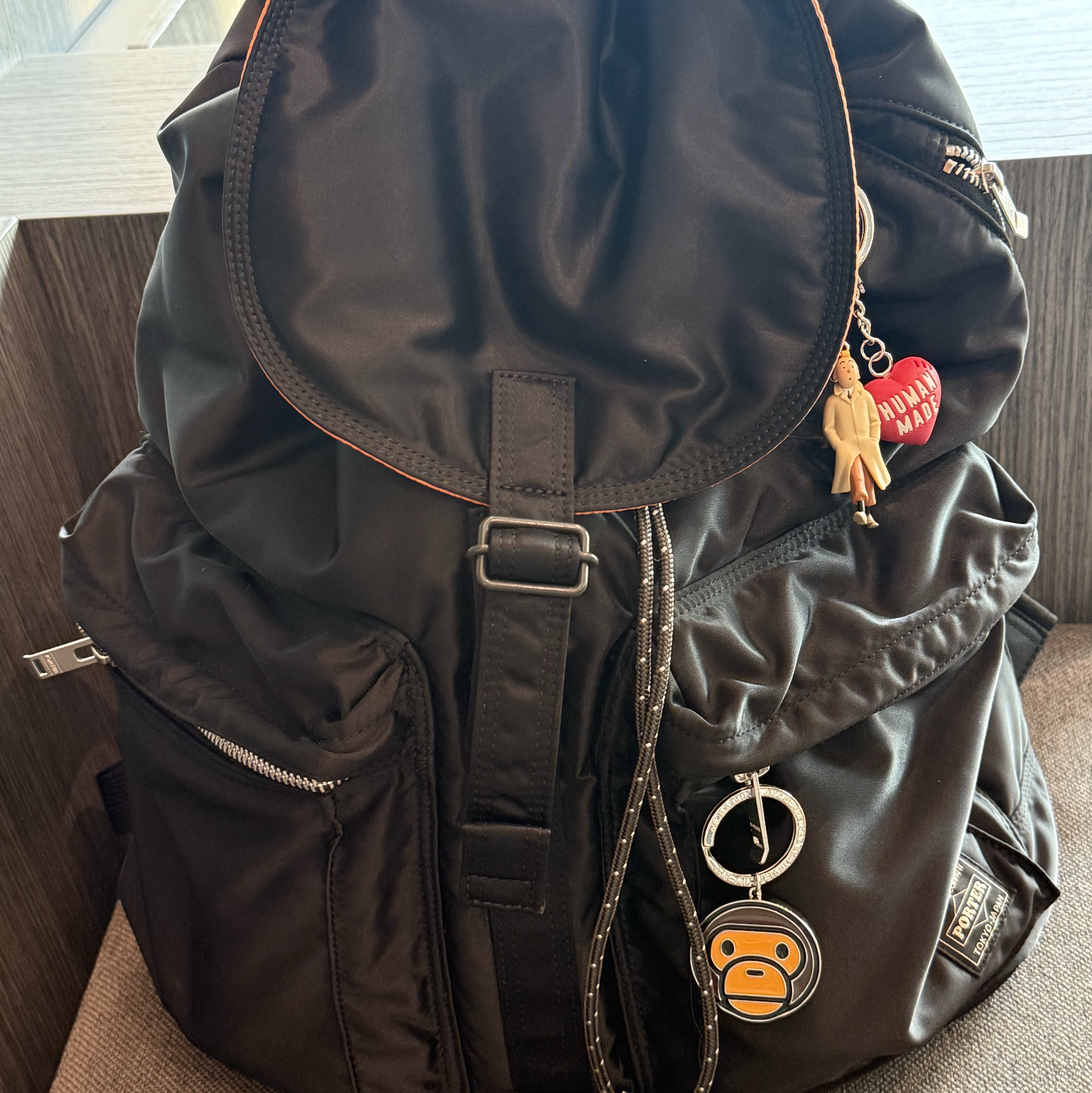 BAPE Baby Milo Metal Keychain Brown 착용 스타일 - 1