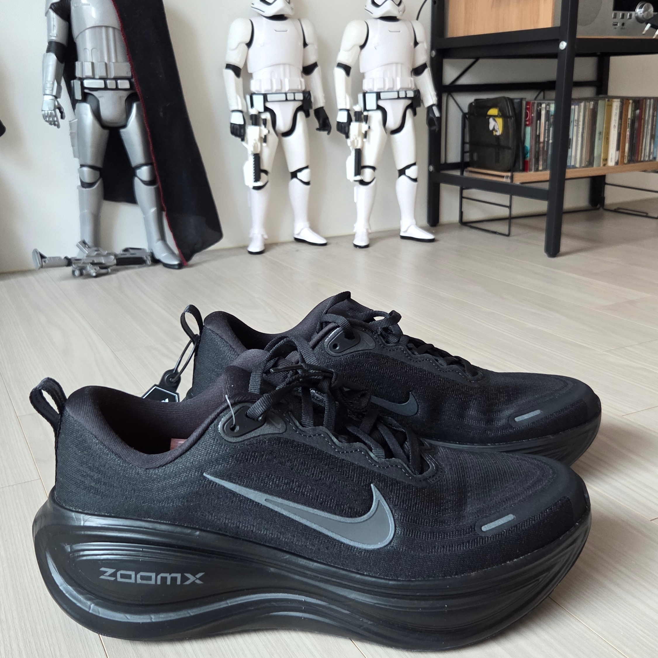 Nike Vomero Plus Black Metallic Dark Grey 착용 스타일 - 2