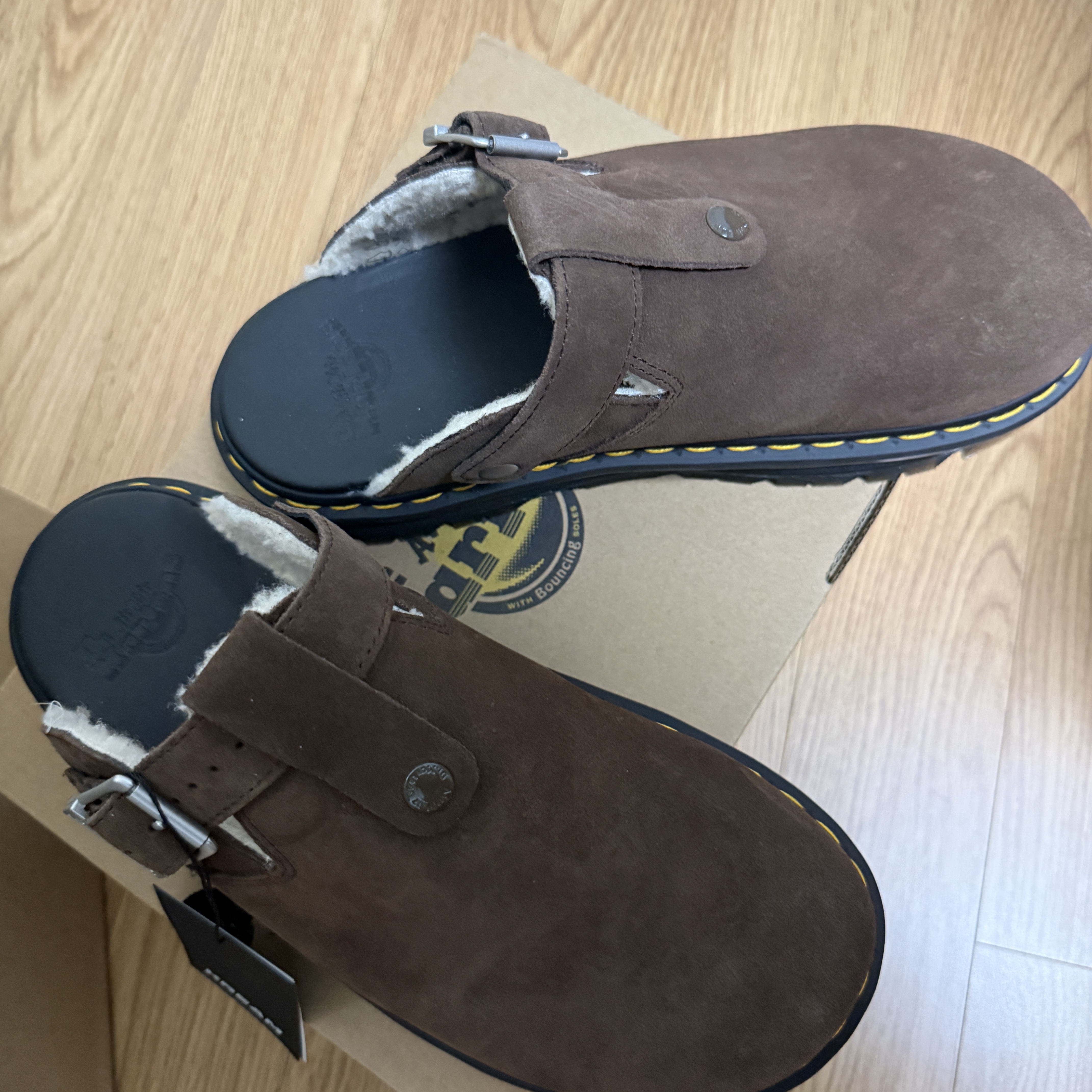 Dr. Martens Zebzag Suede Slingback Platform Mule Dark Brown - 24FW 착용 스타일 - 3