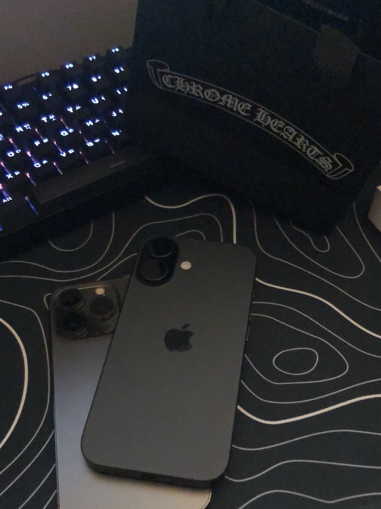 Apple iPhone 17 256GB Black 착용 스타일 - 2