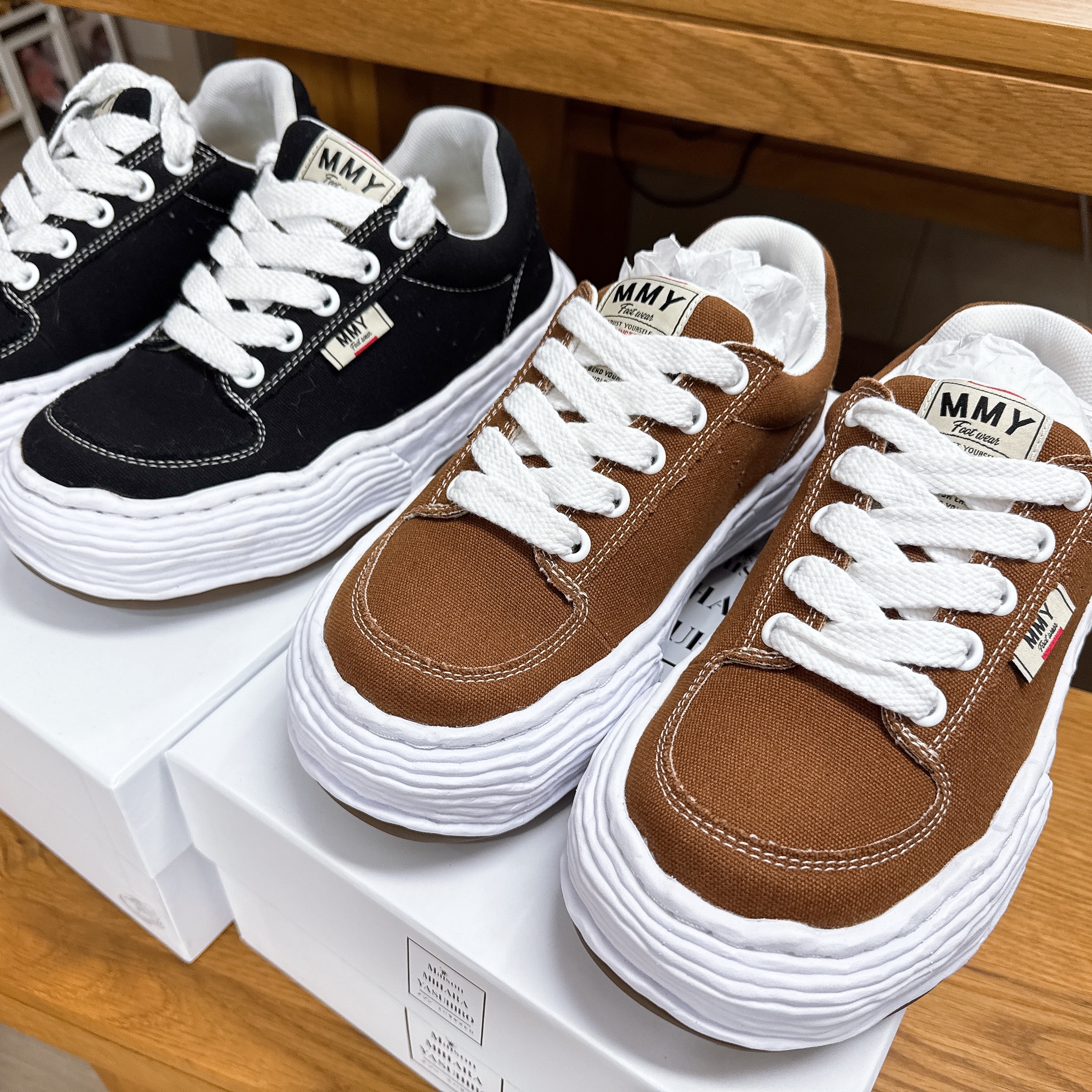 Maison Mihara Yasuhiro Oliver OG Sole Suede Low-top Sneakers Brown 착용 스타일