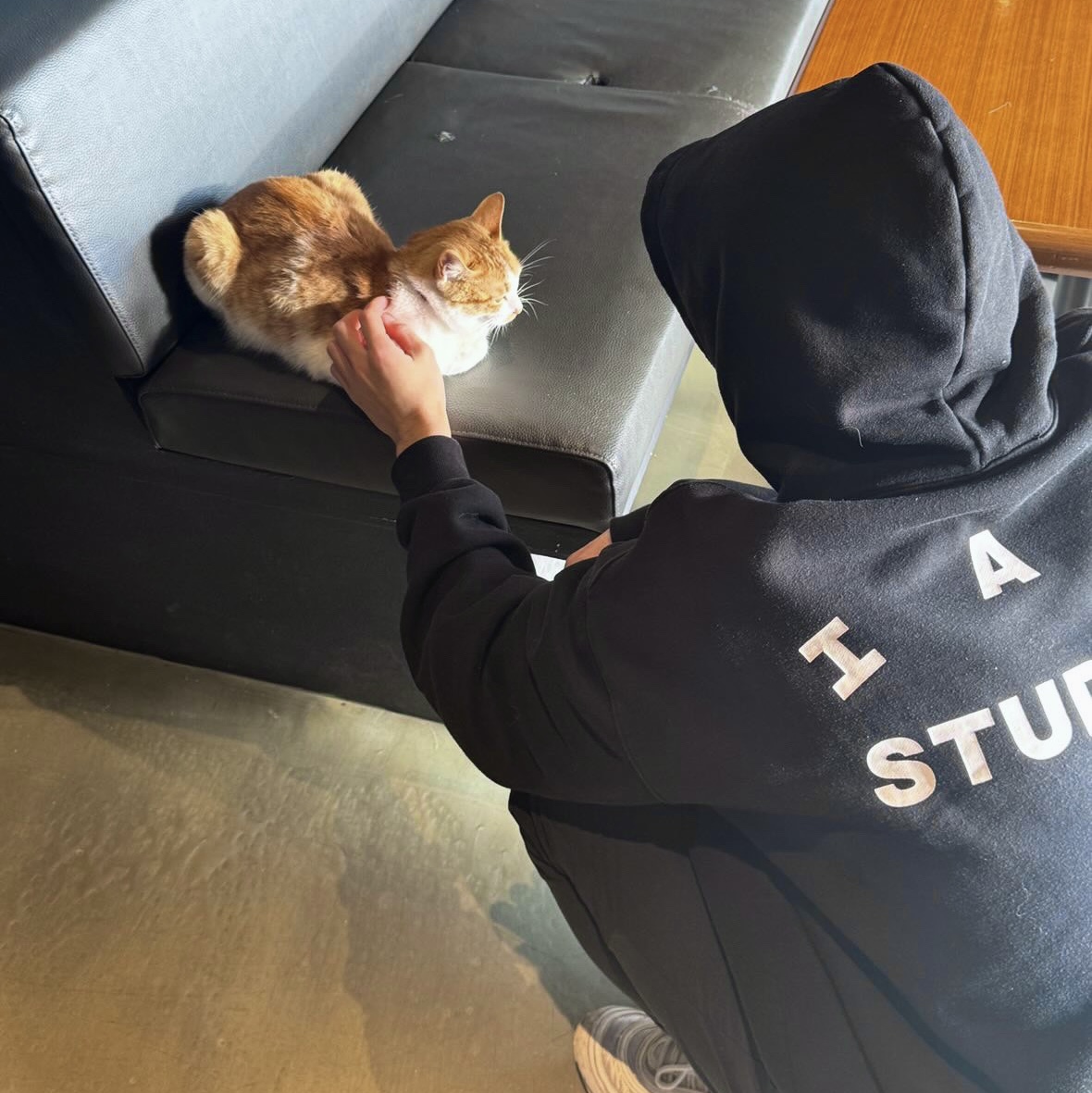 IAB Studio Hoodie Black 착용 스타일