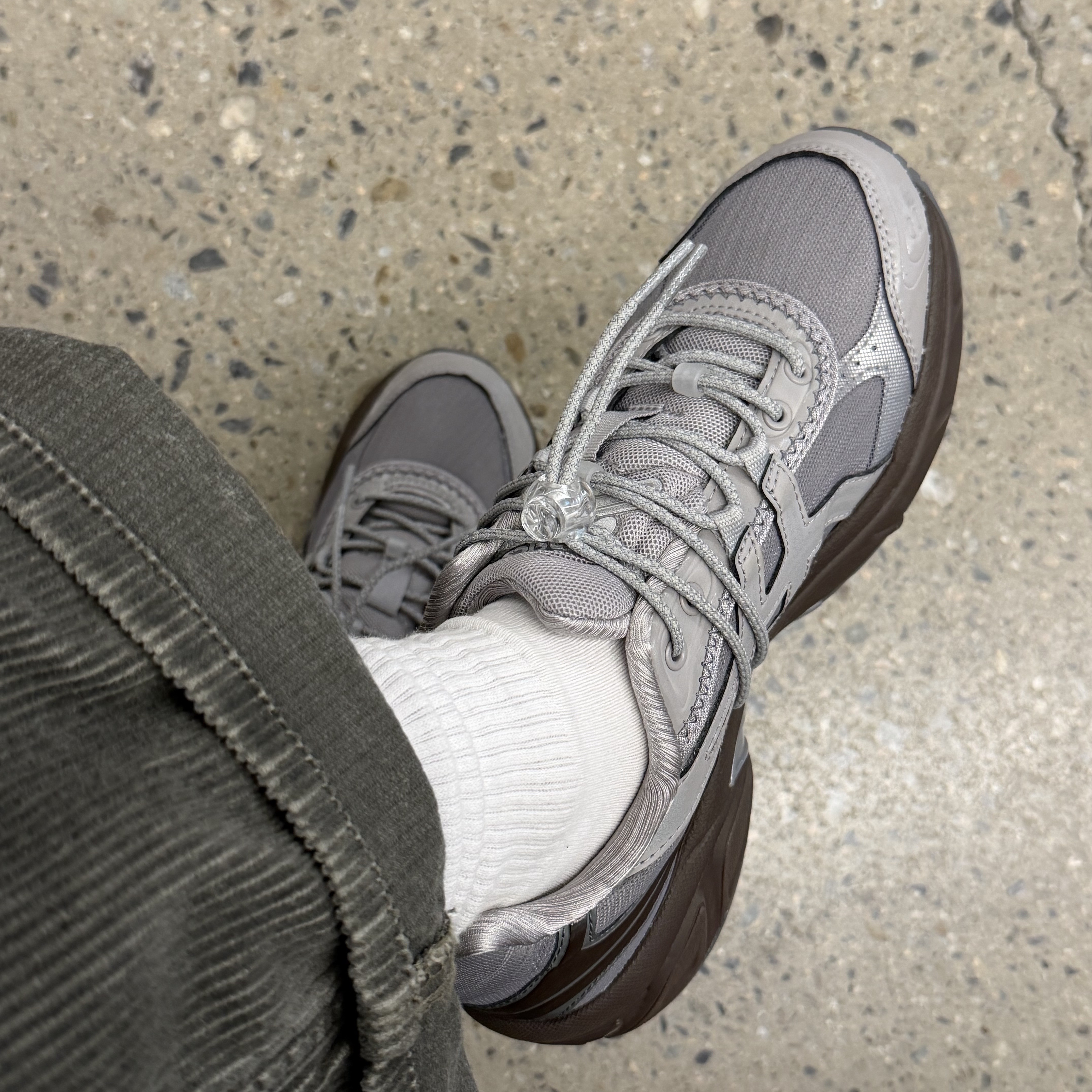 Asics x Atmos Pink x OJOS Gel-1130 RE Grey 착용 스타일 - 2