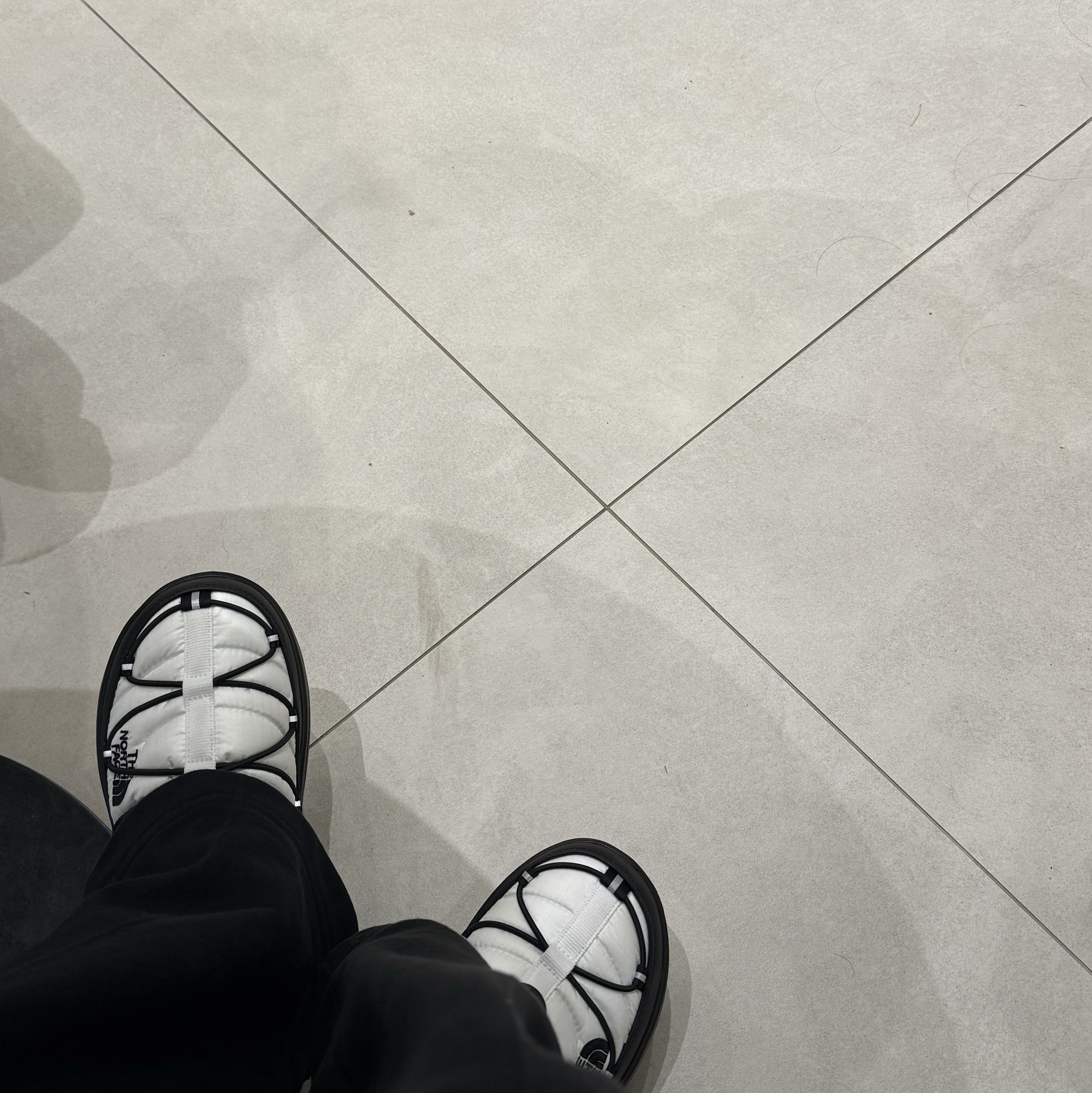 The North Face Borealis Mule White 착용 스타일 - 1