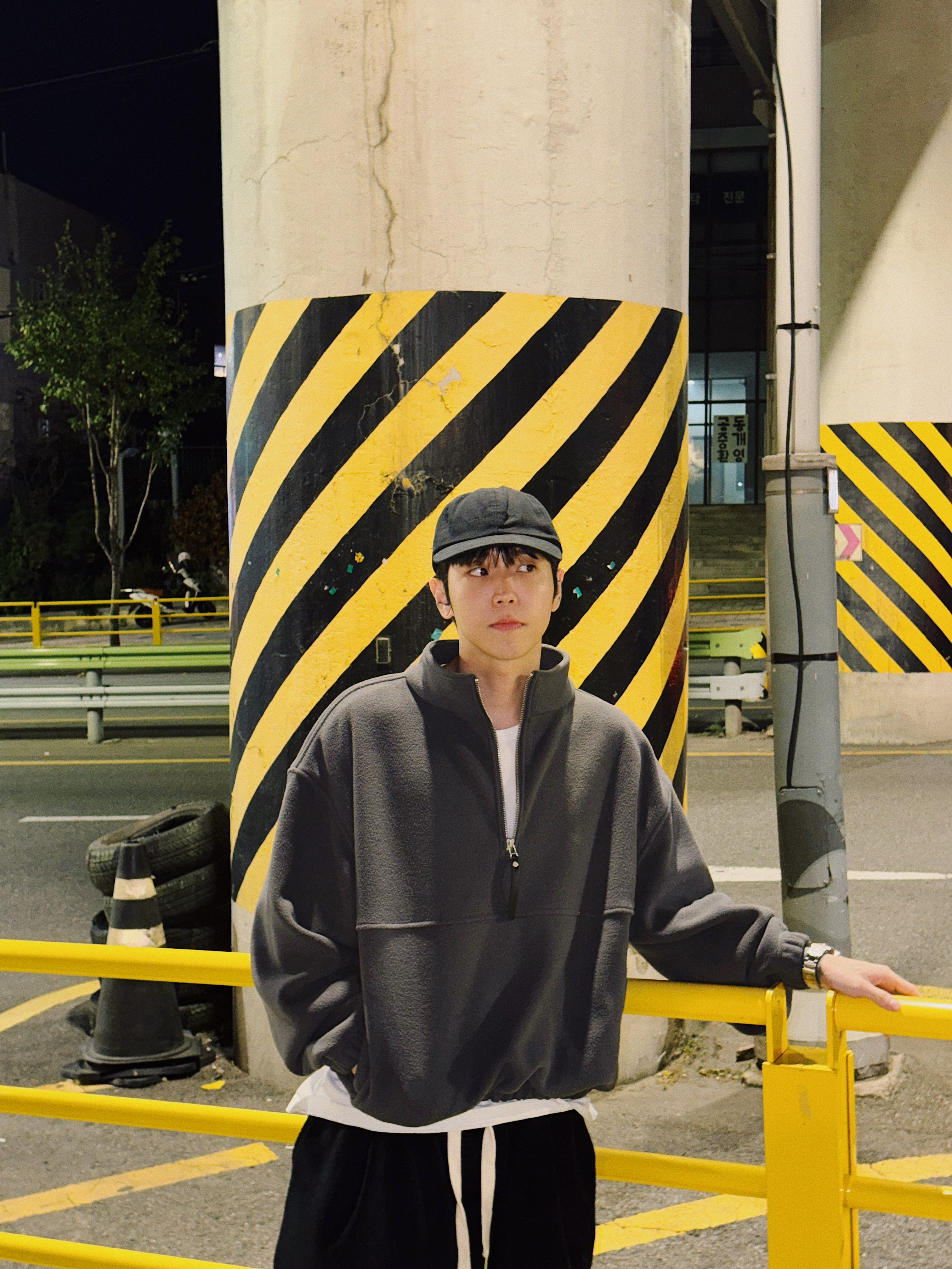 Helinox x Post Archive Faction (PAF) 15th Anniversary Technical Cap Right Black, Maison Mihara Yasuhiro Blakey OG Sole Canvas Low-top Sneakers White 착용 스타일 - 2