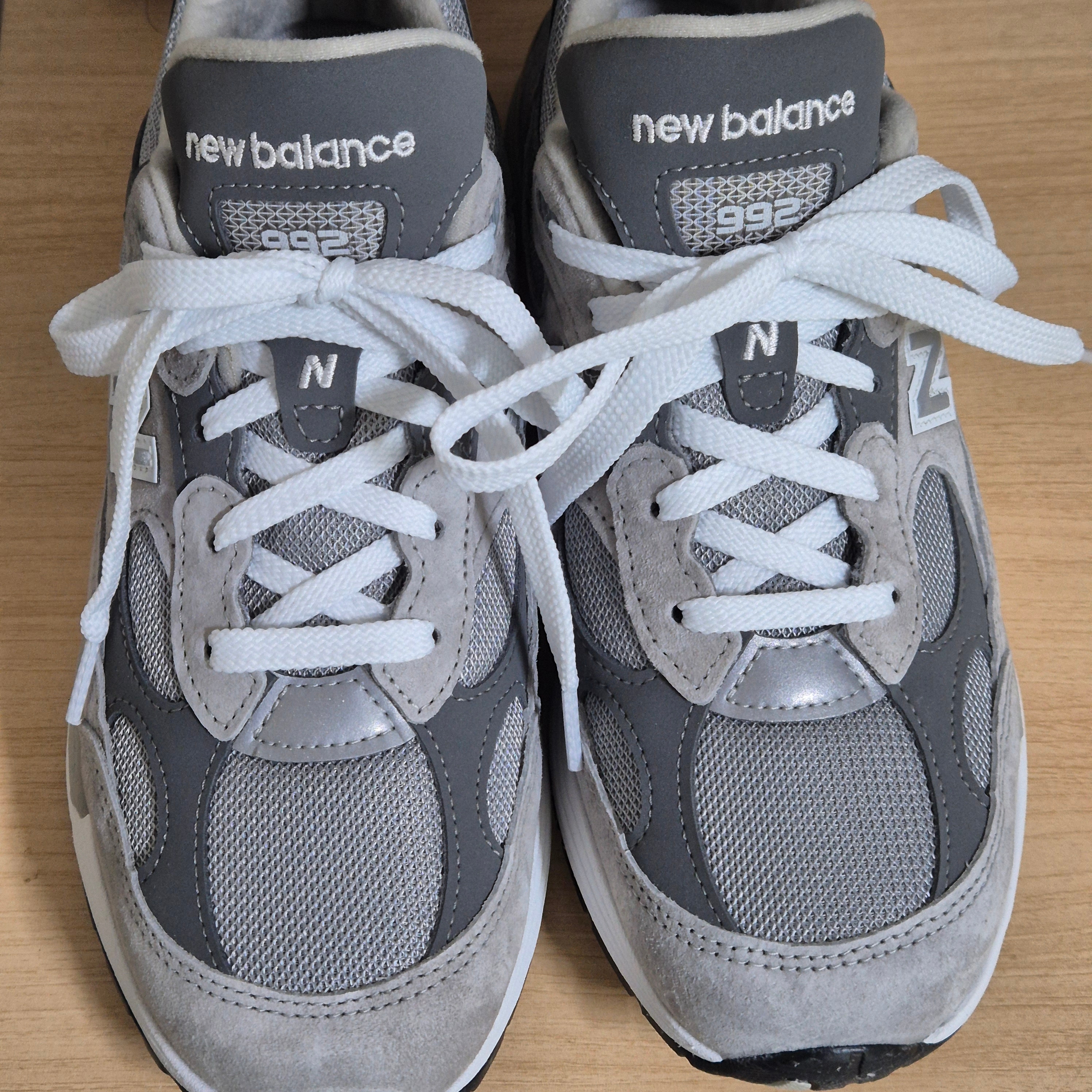 New Balance 992 Made in USA Core Grey Silver Metallic 착용 스타일 - 1