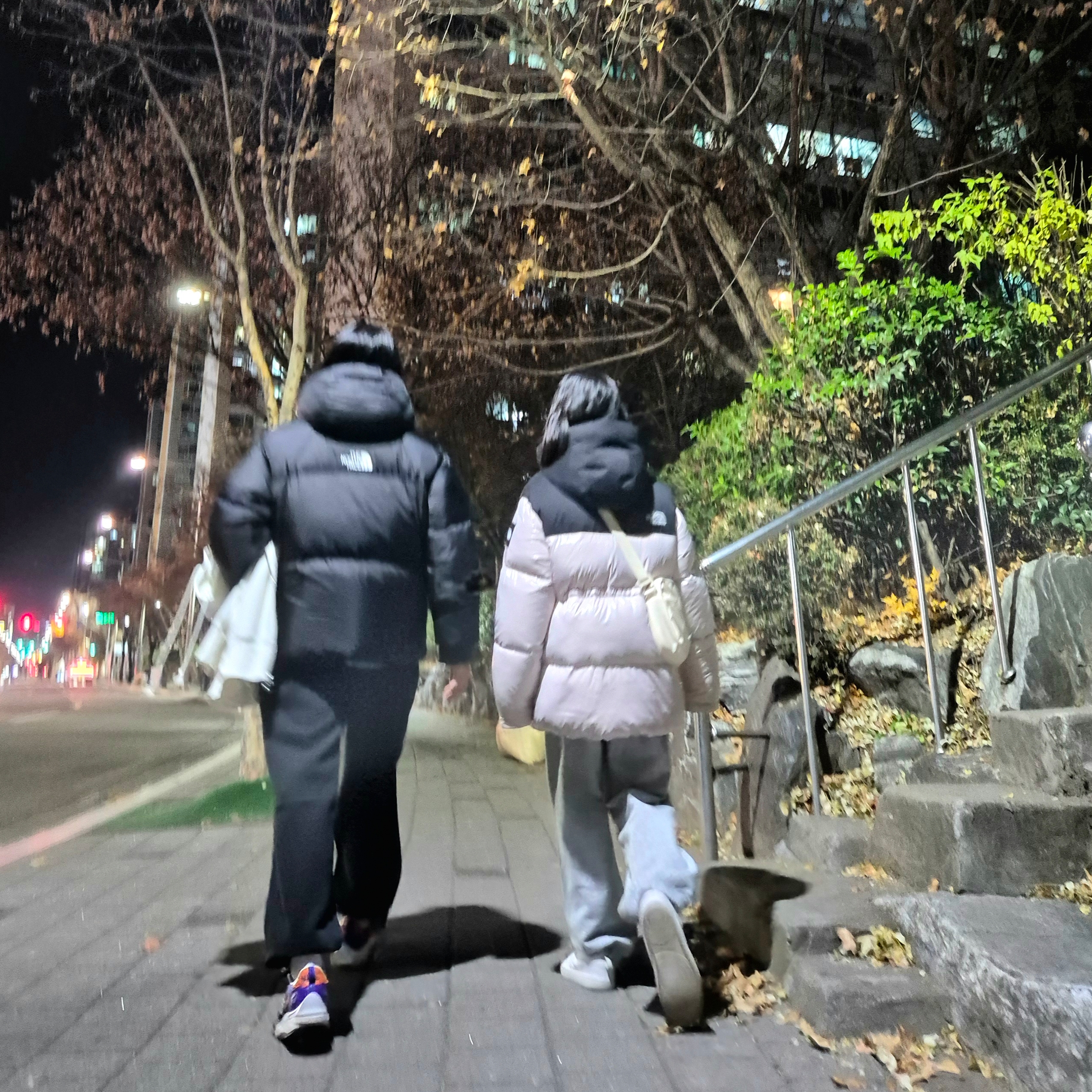 Nike Air Force 1 '07 WB Flax, Nike Solo Swoosh Fleece Open Hem Pants Dark Grey Heather Light Smoke Grey - Asia 착용 스타일 - 3