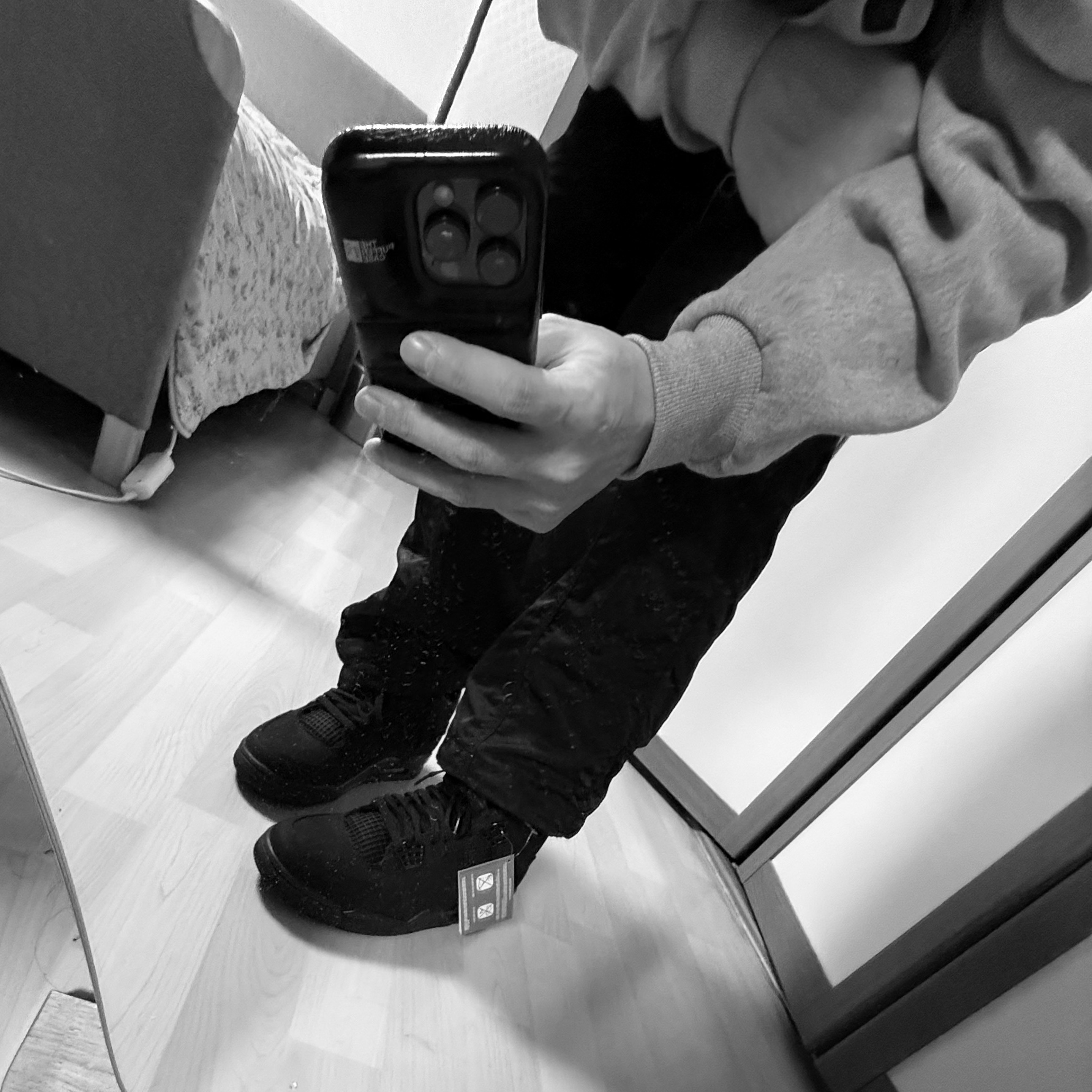 Yeezy HD-10 Grey - Korea Limited, Jordan 4 Retro Black Cat 2025 착용 스타일 - 3