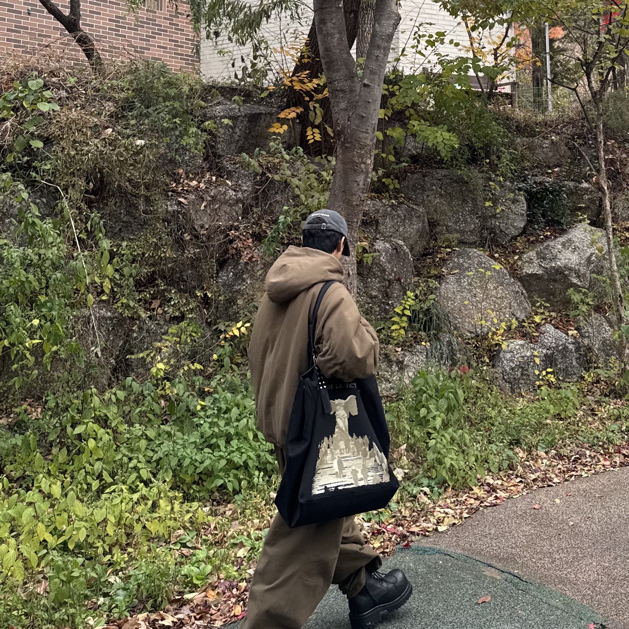 Nonnod Moleskin Shirring Bomber Khaki Brown, Nonnod Moleskin Track Pants Khaki Brown 착용 스타일 - 3