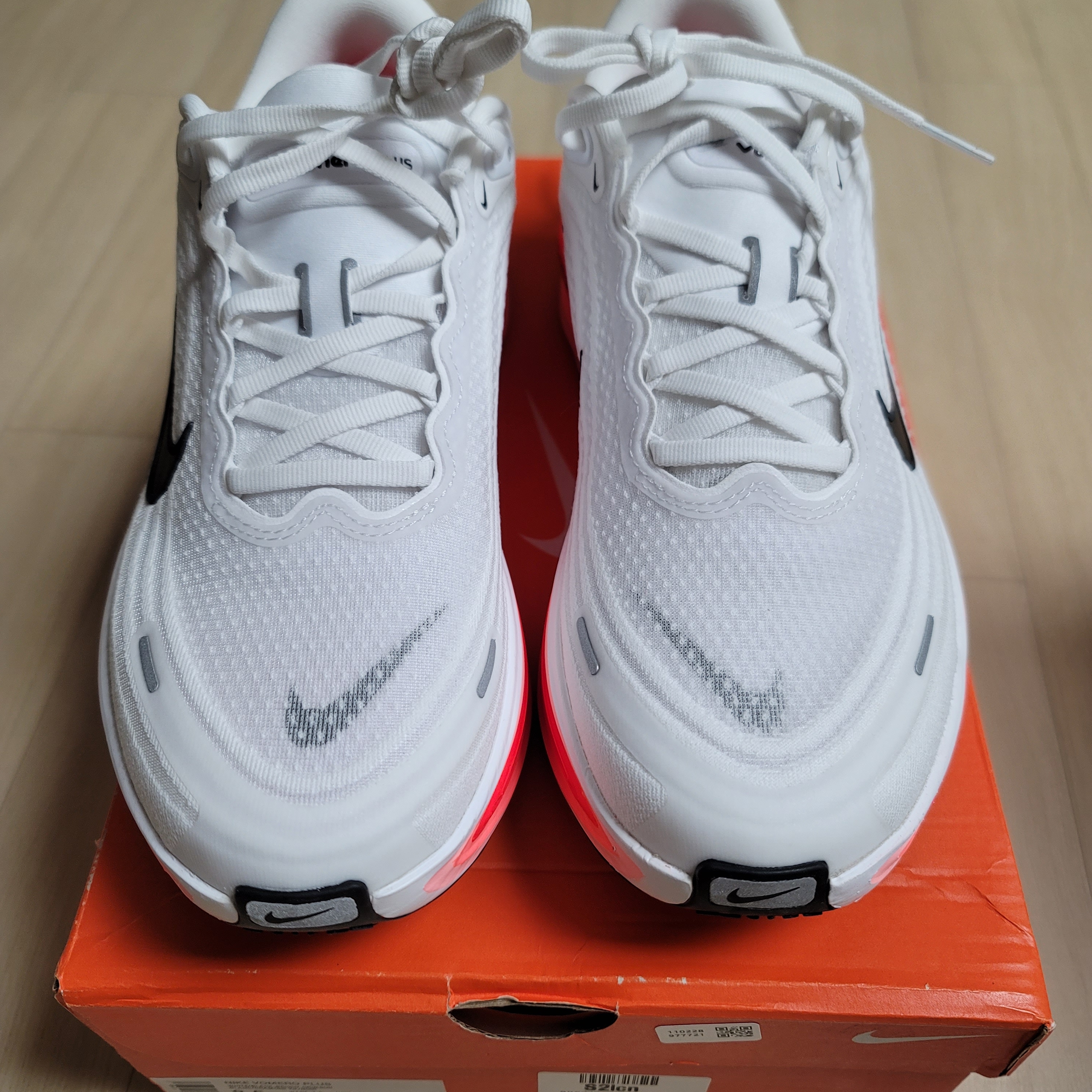 Nike Zoom Vomero Plus White Bright Crimson 착용 스타일 - 3