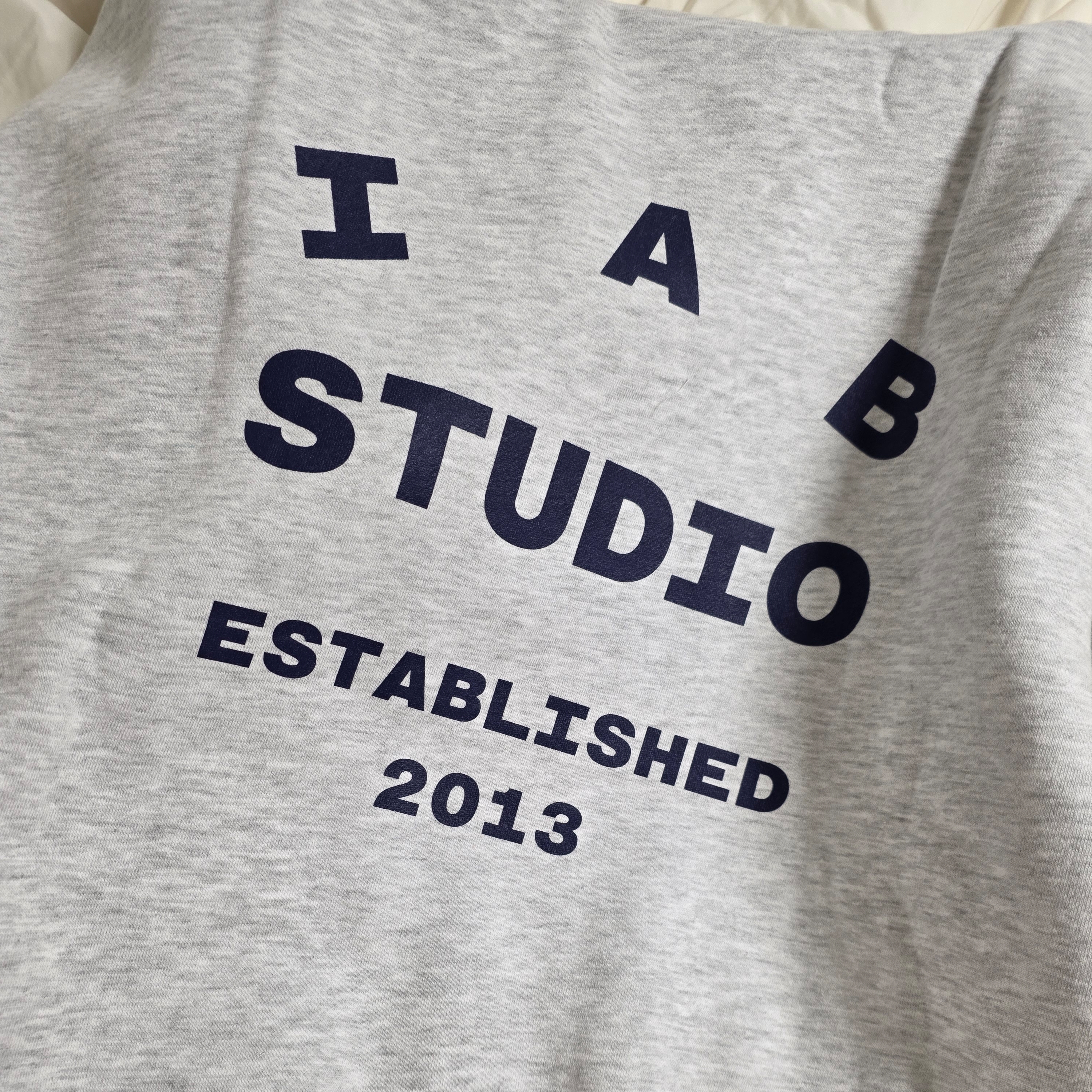 IAB Studio 25 Hoodie Light Gray Navy 착용 스타일 - 2