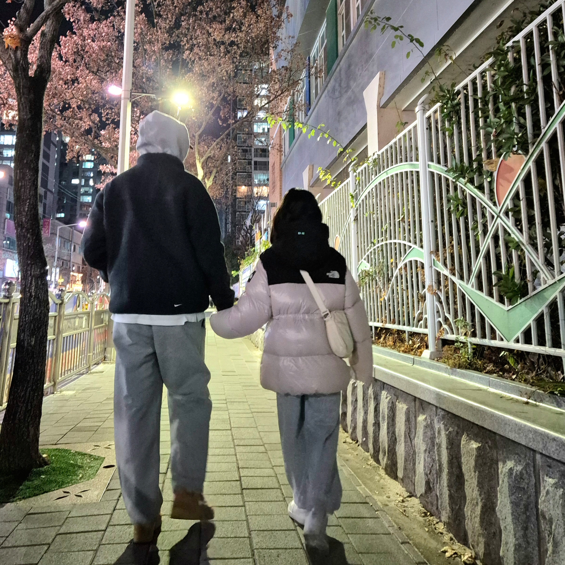 Nike Air Force 1 '07 WB Flax, Nike Solo Swoosh Fleece Open Hem Pants Dark Grey Heather Light Smoke Grey - Asia 착용 스타일 - 1