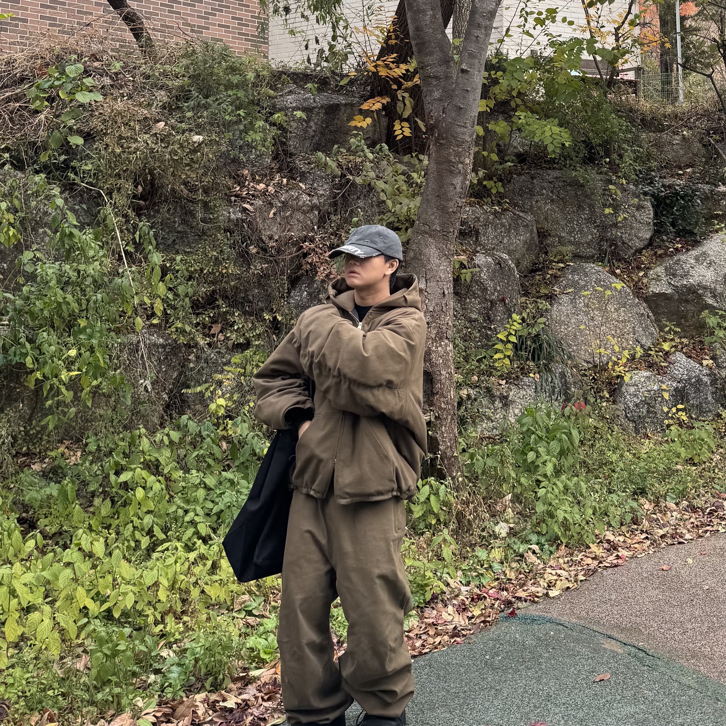Nonnod Moleskin Shirring Bomber Khaki Brown, Nonnod Moleskin Track Pants Khaki Brown 착용 스타일 - 2