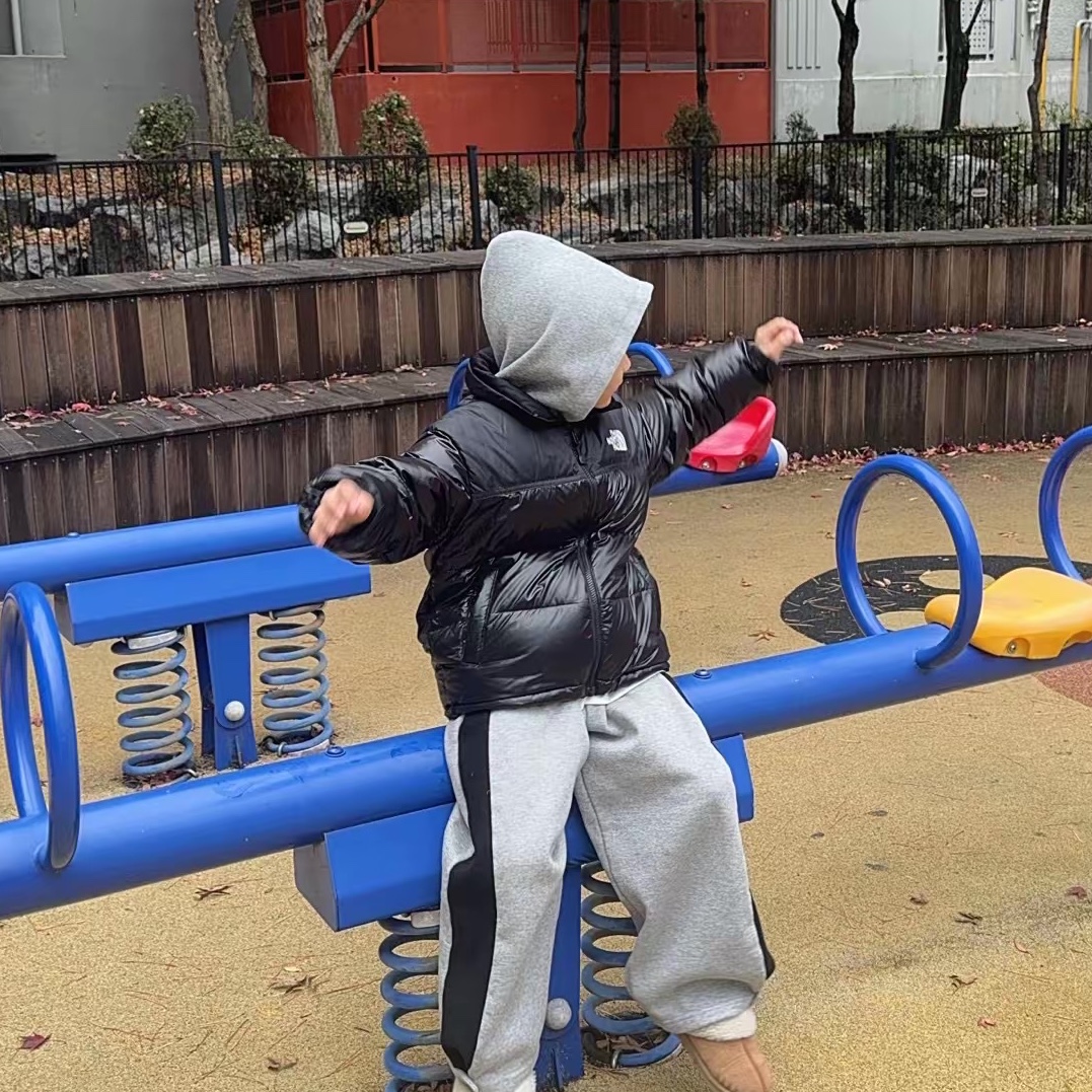 (Kids) The North Face 1996 Eco Nuptse Down Jacket Real Black 착용 스타일 - 2