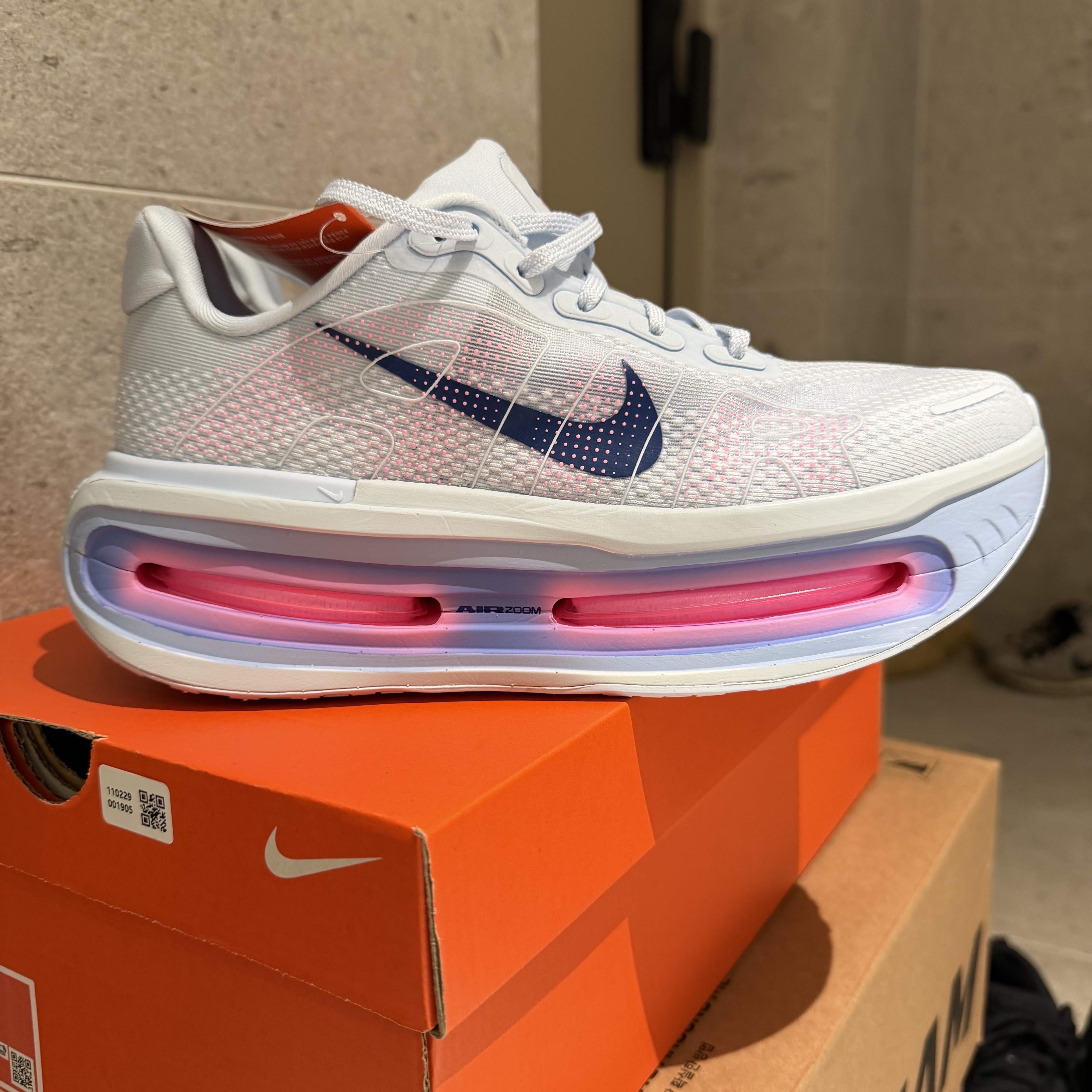 (W) Nike Vomero Premium Blue Tint Aluminum 착용 스타일