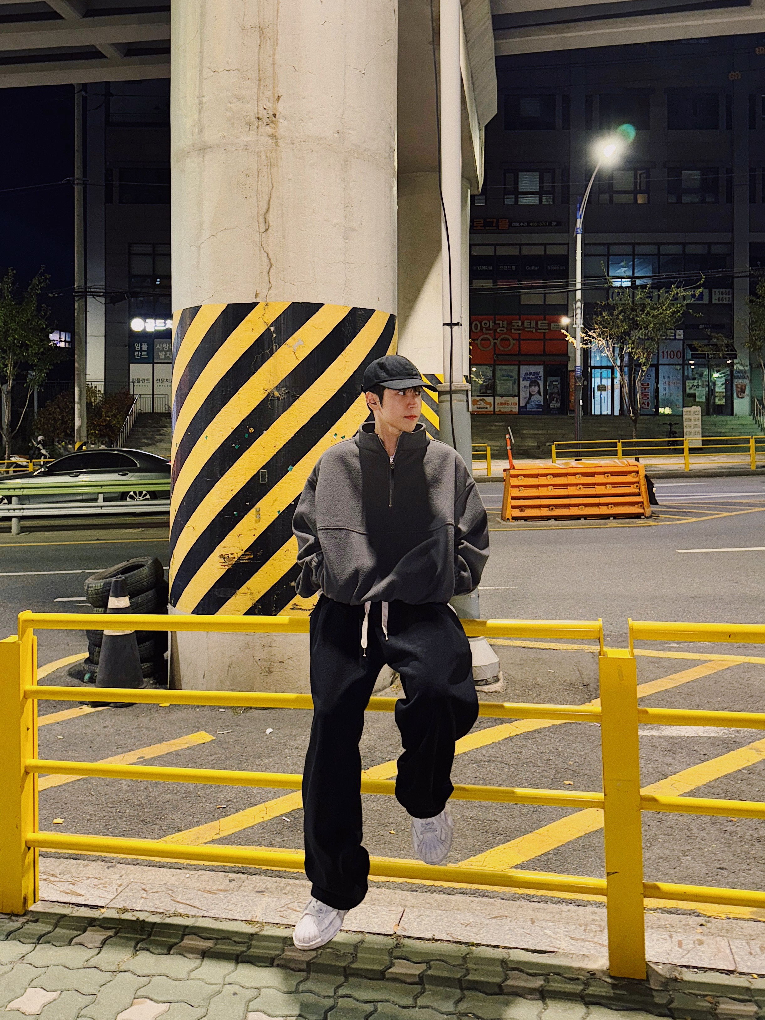 Helinox x Post Archive Faction (PAF) 15th Anniversary Technical Cap Right Black, Maison Mihara Yasuhiro Blakey OG Sole Canvas Low-top Sneakers White 착용 스타일 - 5