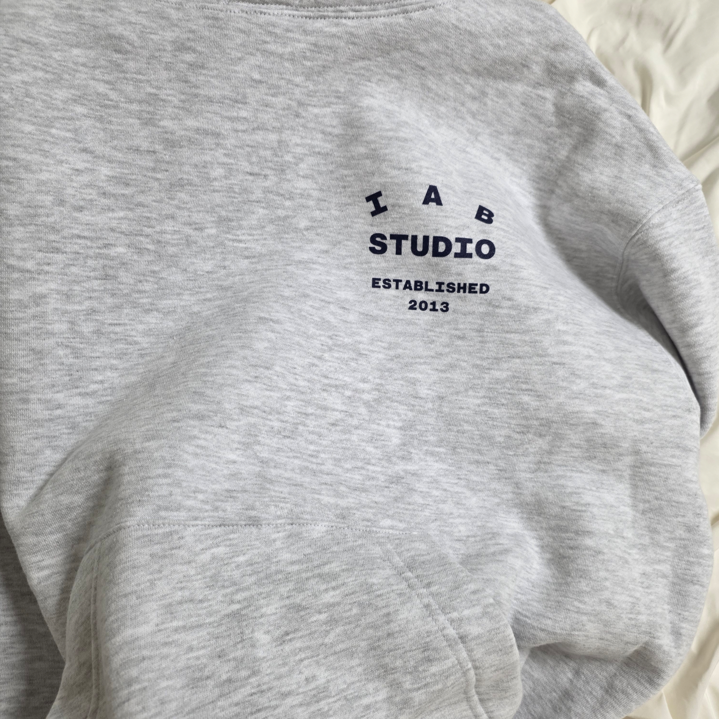 IAB Studio 25 Hoodie Light Gray Navy 착용 스타일 - 1