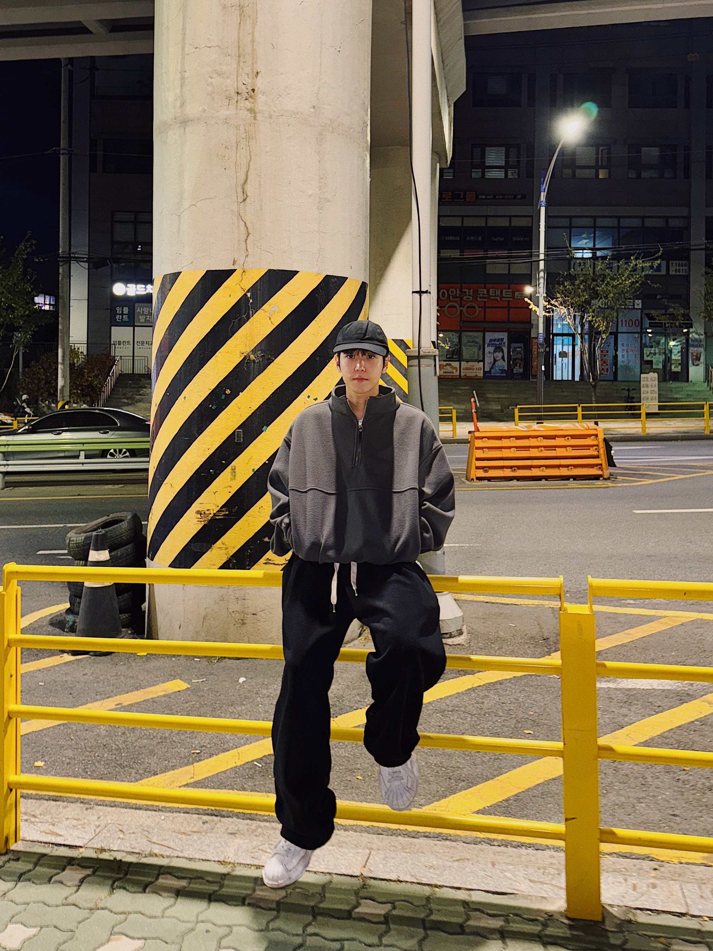 Helinox x Post Archive Faction (PAF) 15th Anniversary Technical Cap Right Black, Maison Mihara Yasuhiro Blakey OG Sole Canvas Low-top Sneakers White 착용 스타일 - 1