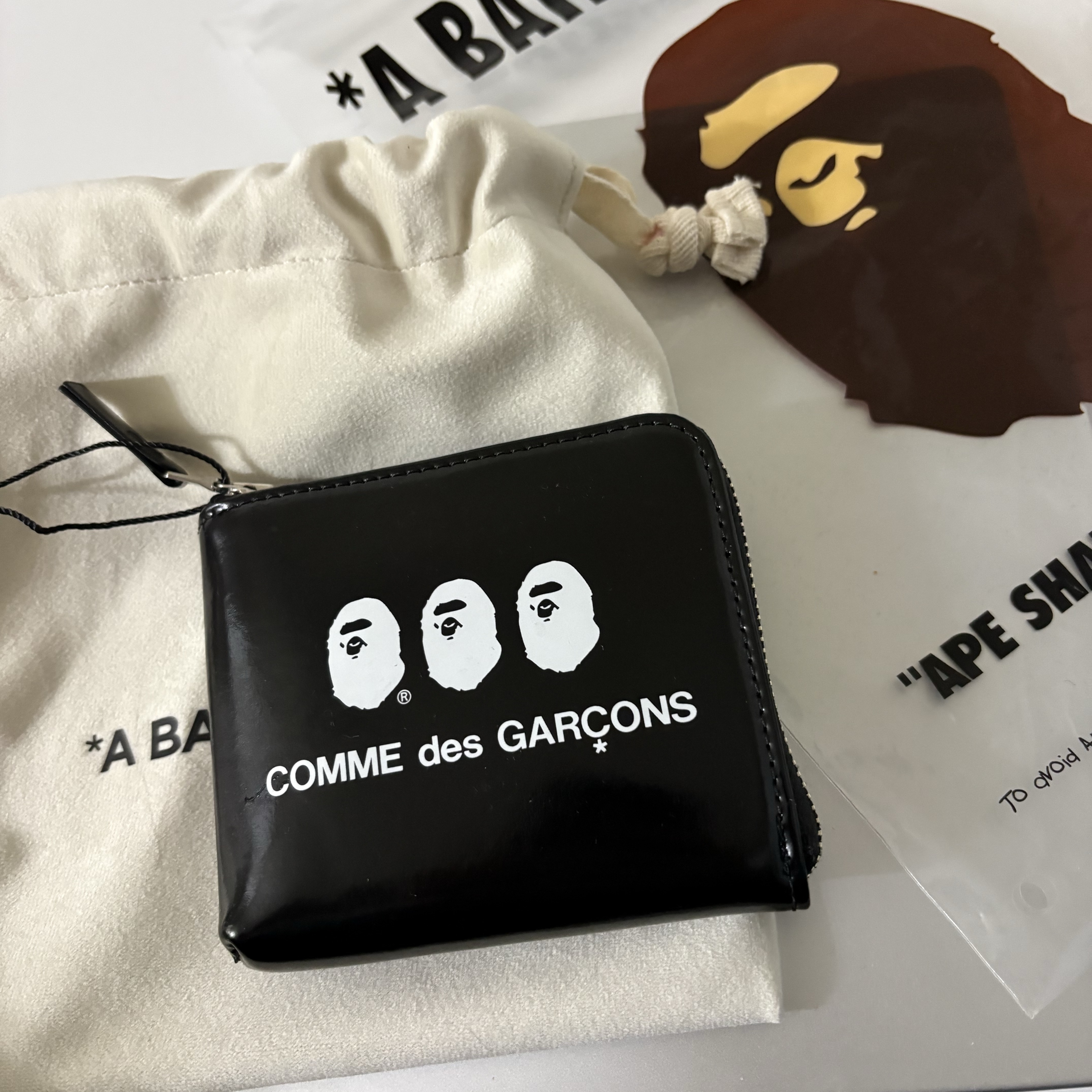 BAPE x Comme Des Garcons Osaka Wallet Black 착용 스타일