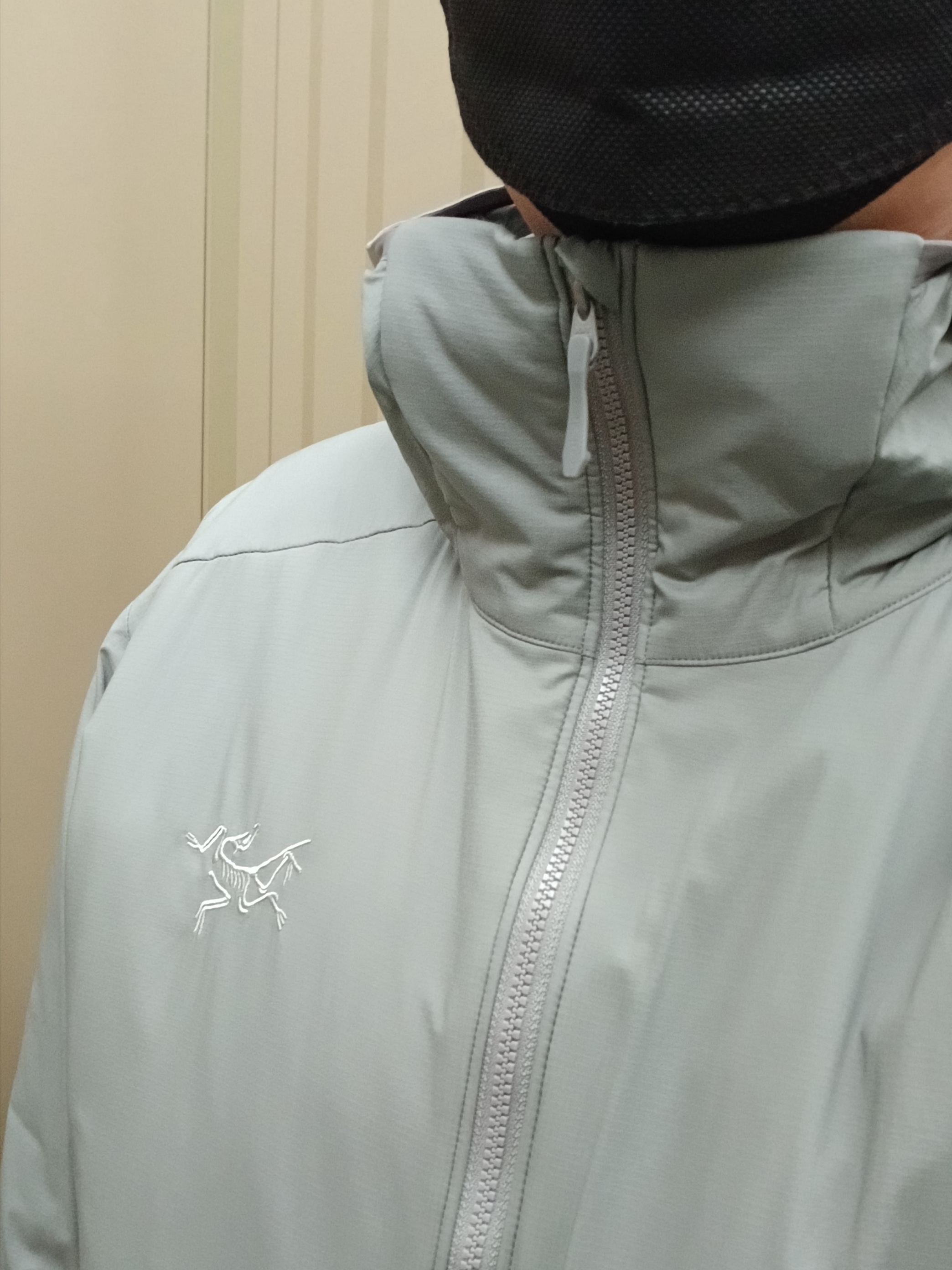 Arc'teryx Atom Hoody Void, Fjallraven Helags Vidda Cap Dark Grey 착용 스타일 - 1