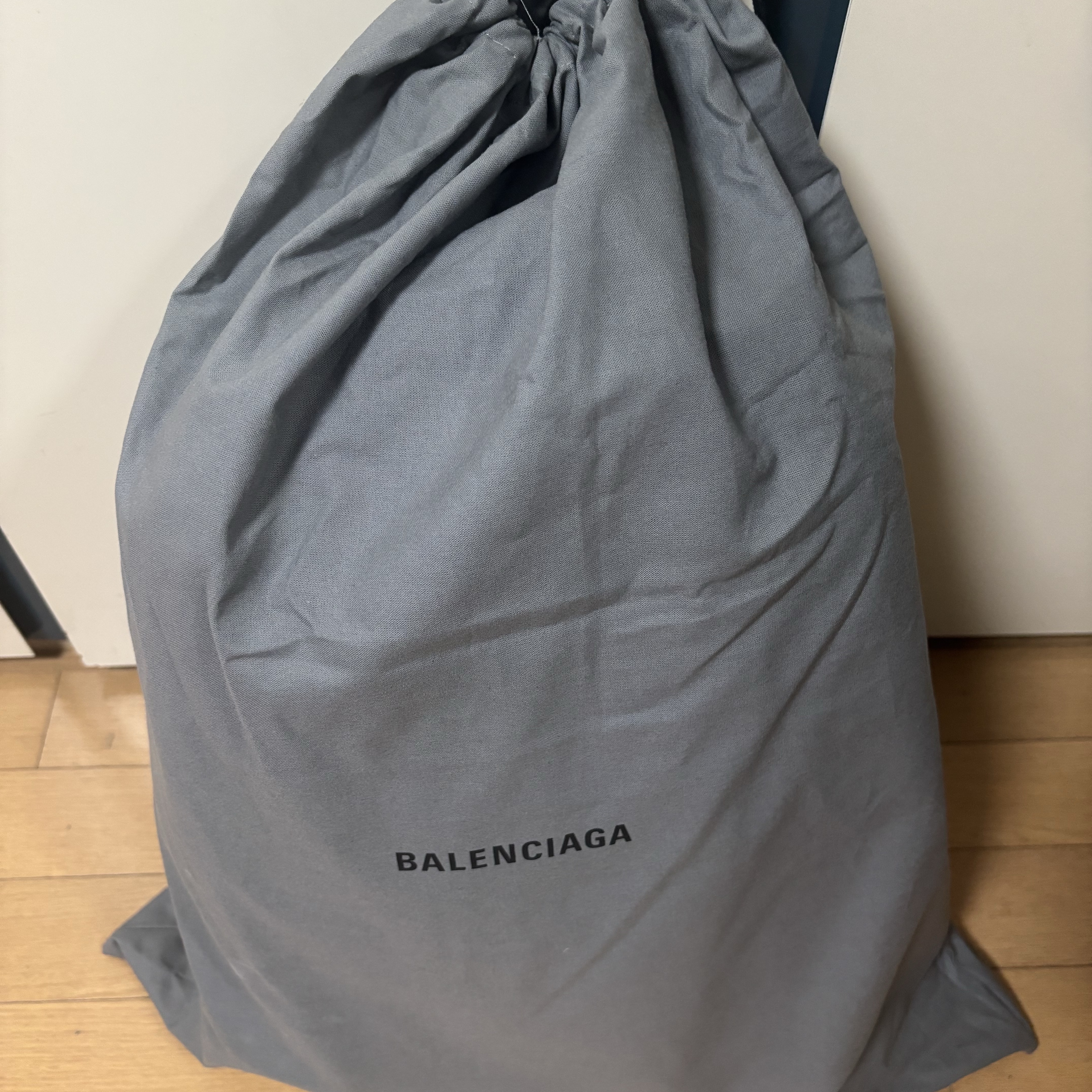 Balenciaga Explorer Backpack Black 착용 스타일 - 2