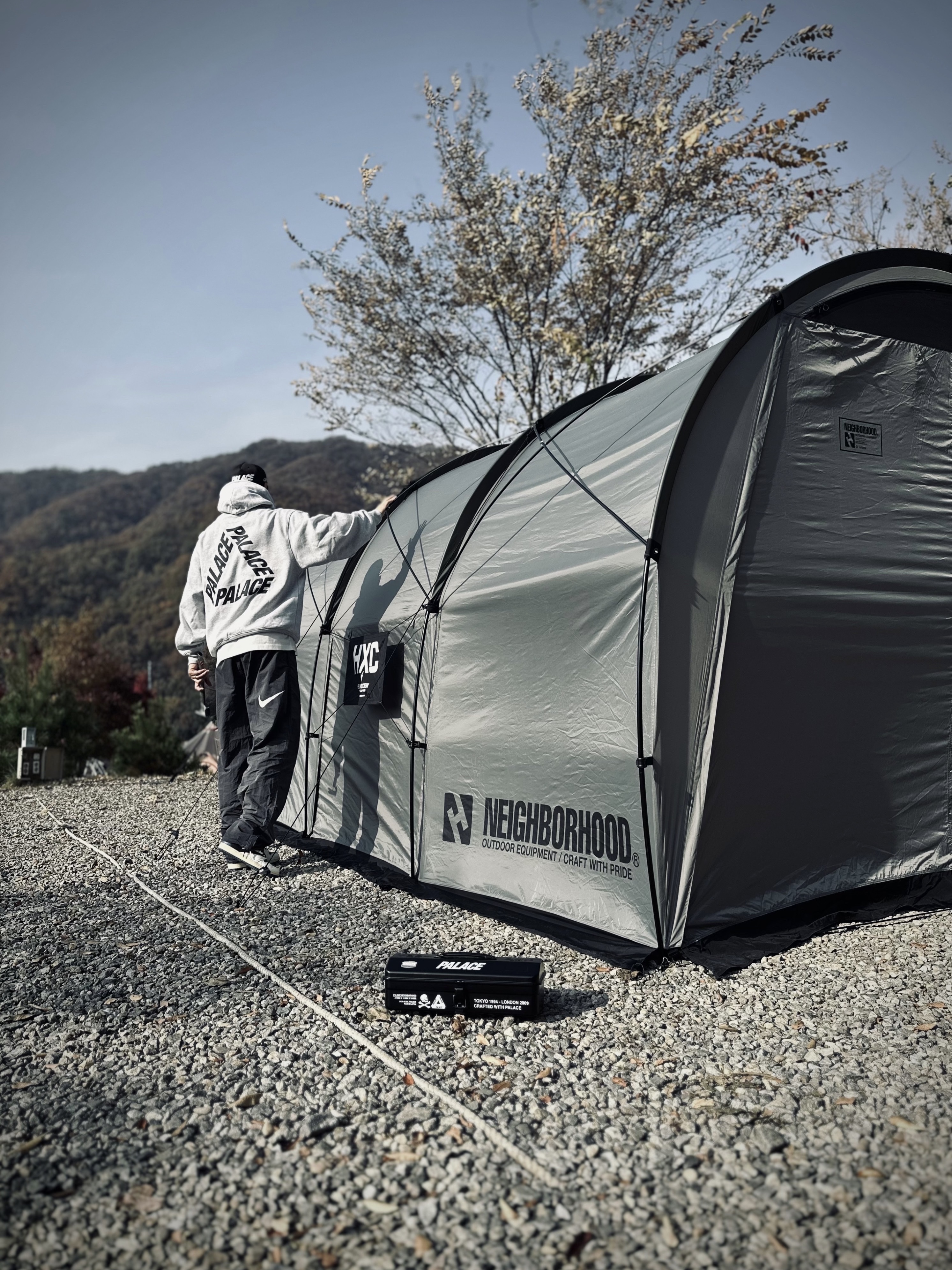 Helinox x Neighborhood Field Tunnel 4.35 Hangar Gray, Palace x Neighborhood Toyo Steel Tool Box Black - 25FW 착용 스타일 - 2