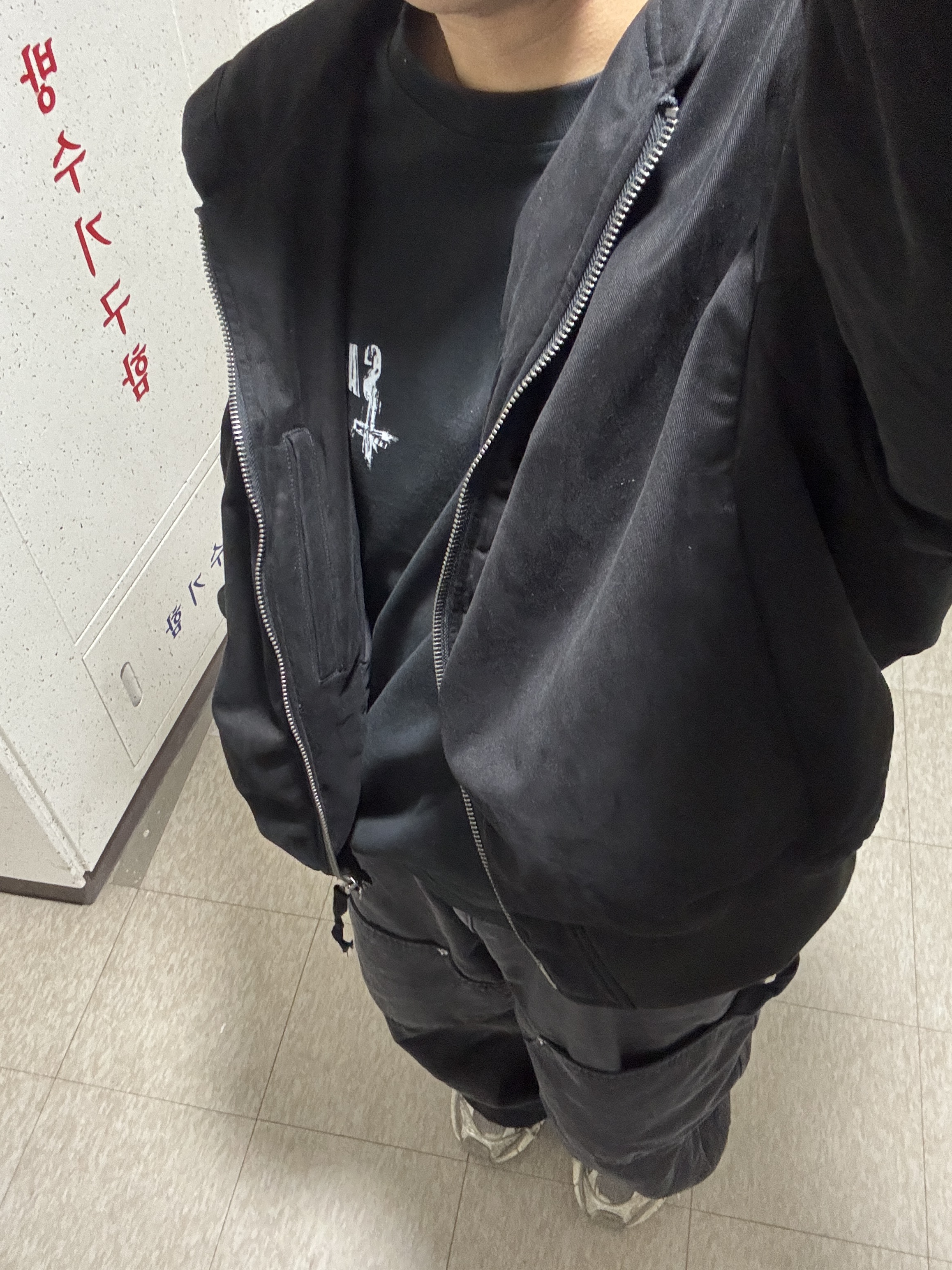 Nonnod Double knee cover pants Vintage black, Awende Saint Black LS T-Shirt 착용 스타일