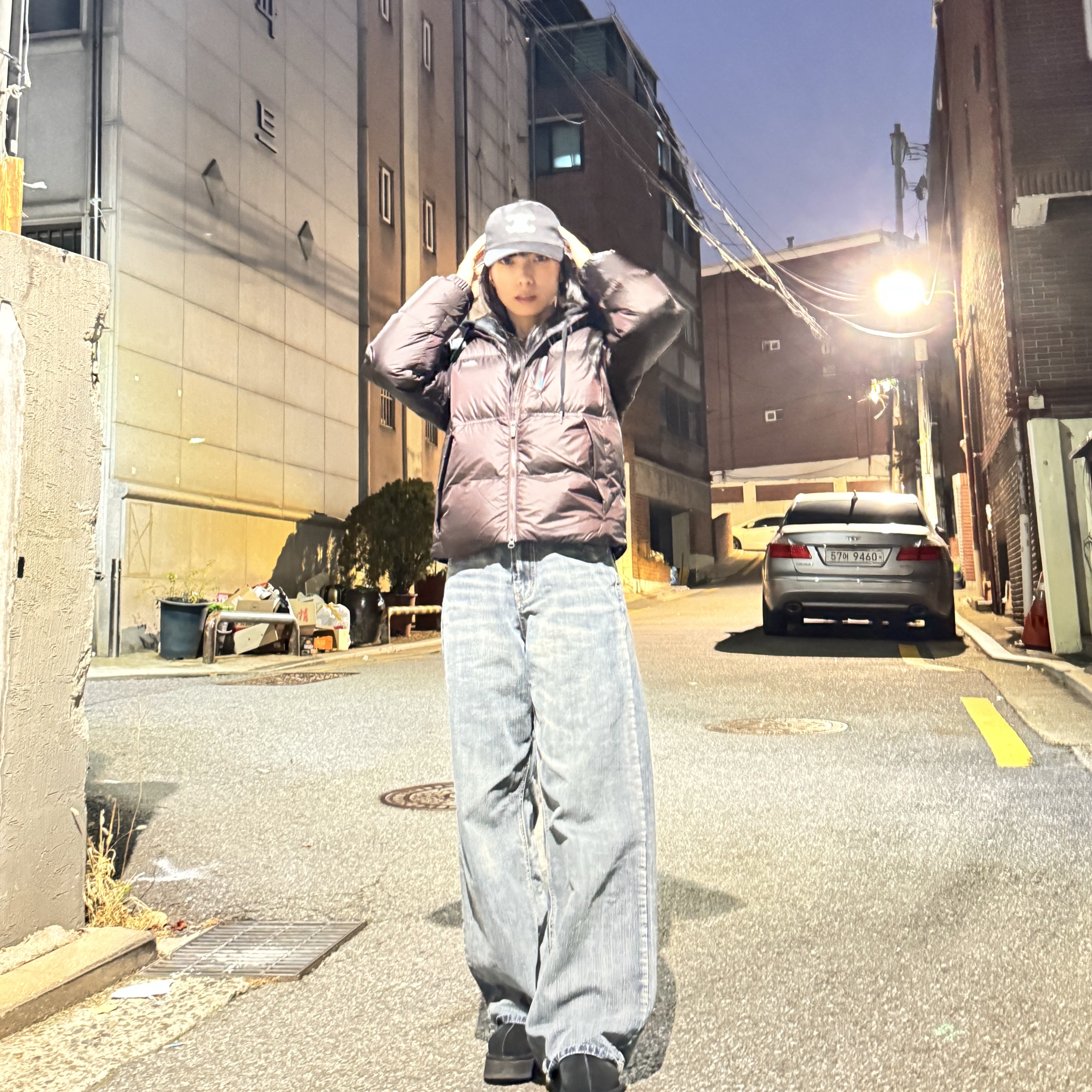 (W) Salomon Contour Cropped Down Jacket Chocolate, UGG Tasman II Slipper Black 착용 스타일 - 1
