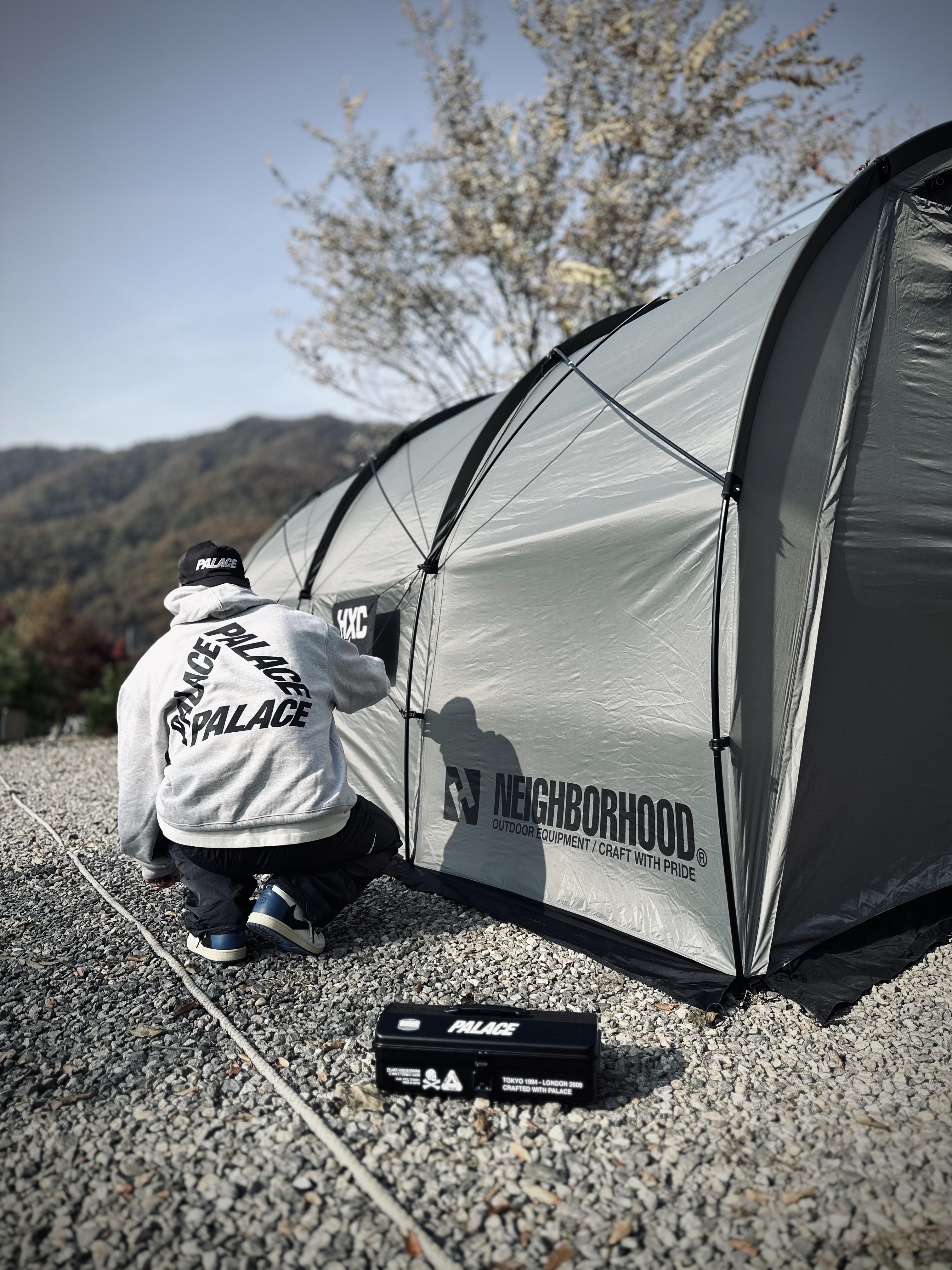 Helinox x Neighborhood Field Tunnel 4.35 Hangar Gray, Palace x Neighborhood Toyo Steel Tool Box Black - 25FW 착용 스타일 - 1