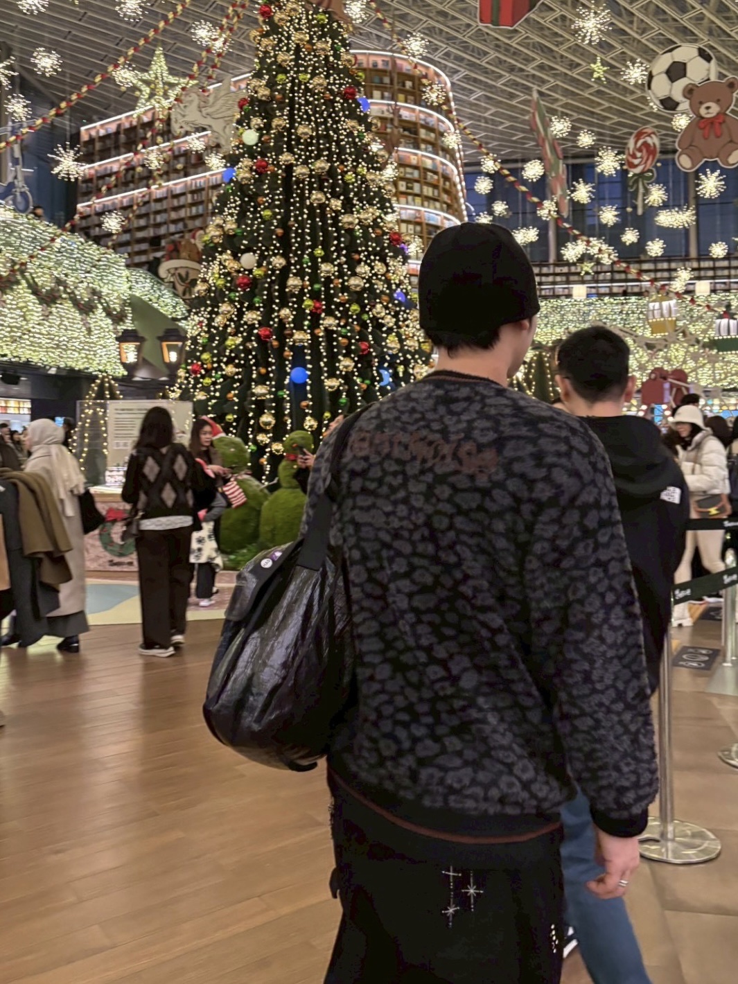 GU x Undercover Shaggy Crewneck Cardigan Black, Aoiro Fake Stud Cutted Double Knee Pants Denim Black 착용 스타일 - 2