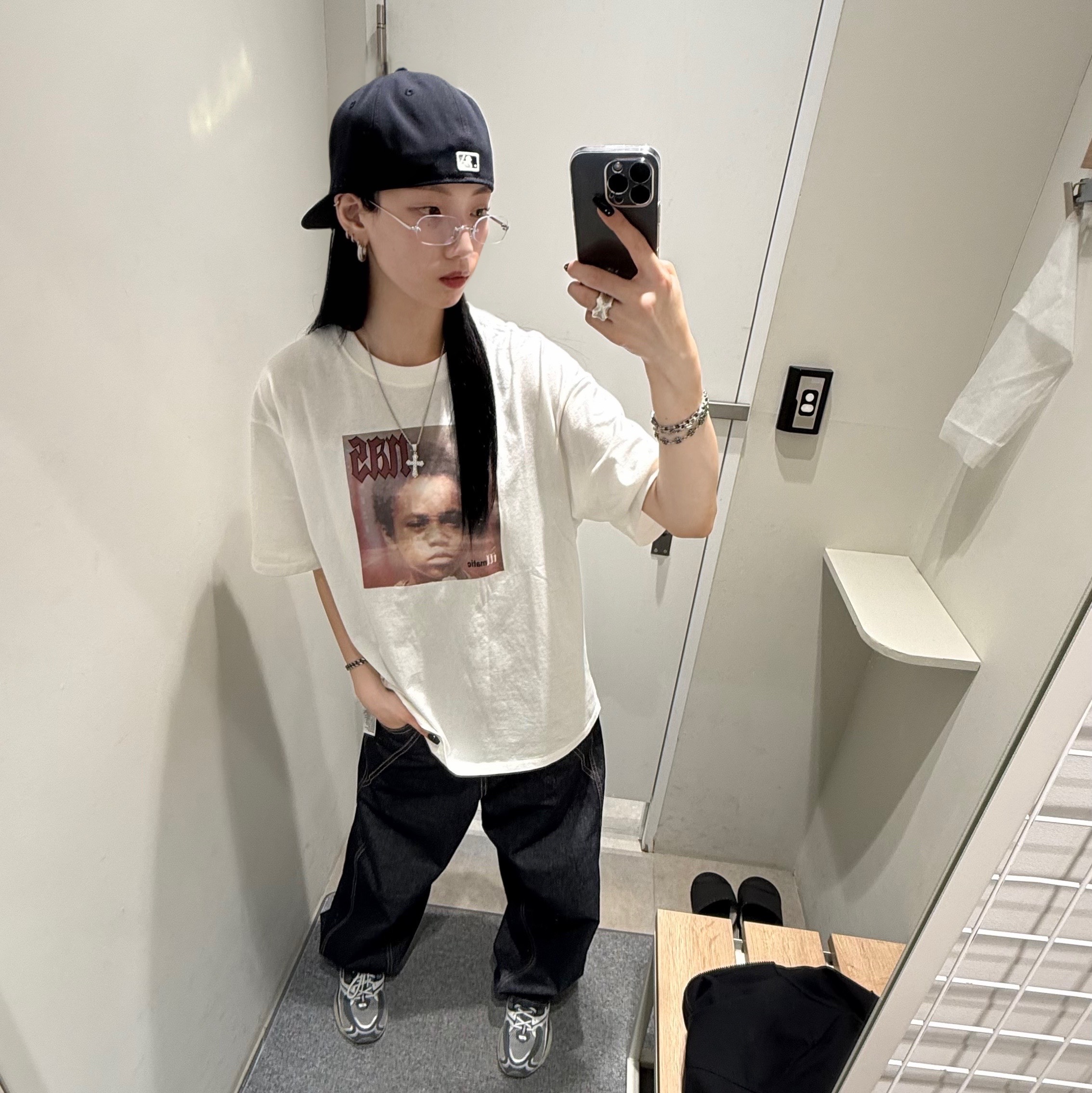 New Era 59Fifty MLB Authentic New York Yankees Game Navy, Levi's x Nas Band T-Shirt White 착용 스타일 - 2
