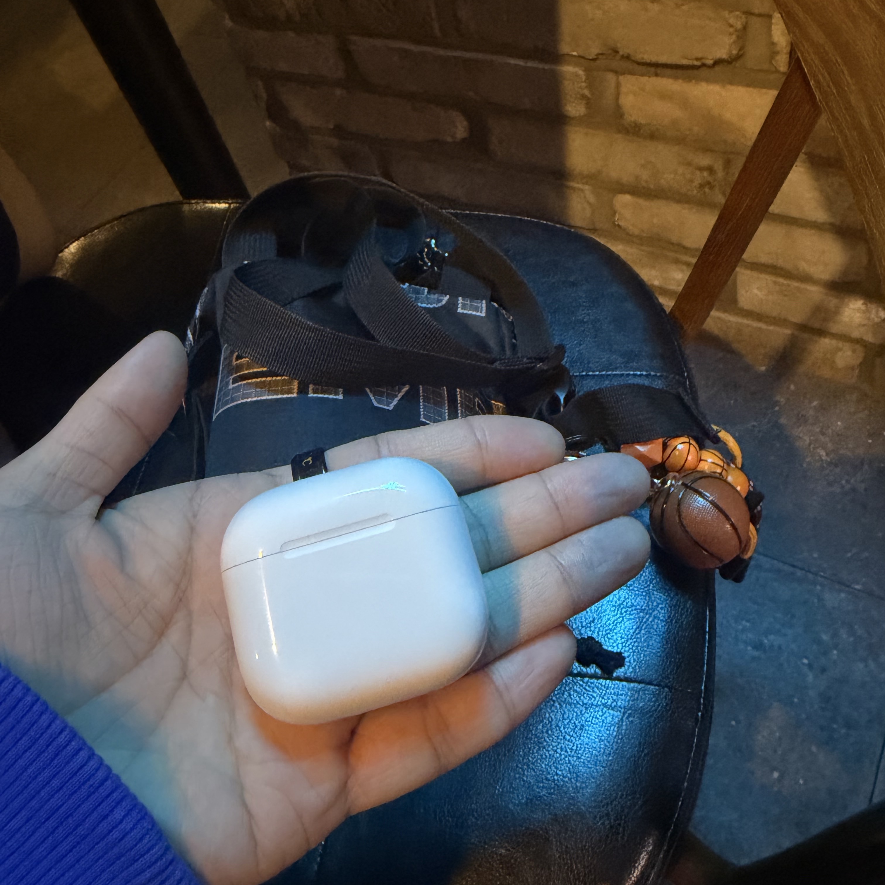Apple AirPods 4th Gen with Active Noise Cancellation (Korean Ver.) 착용 스타일