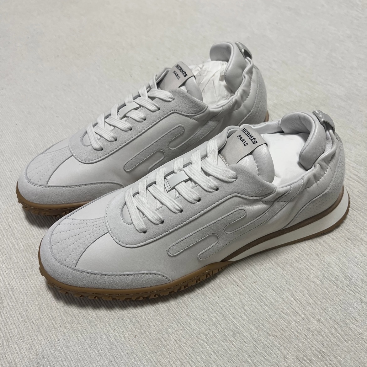 Hermes Jet Sneakers Nappa Suede Goatskin & Blanc 착용 스타일