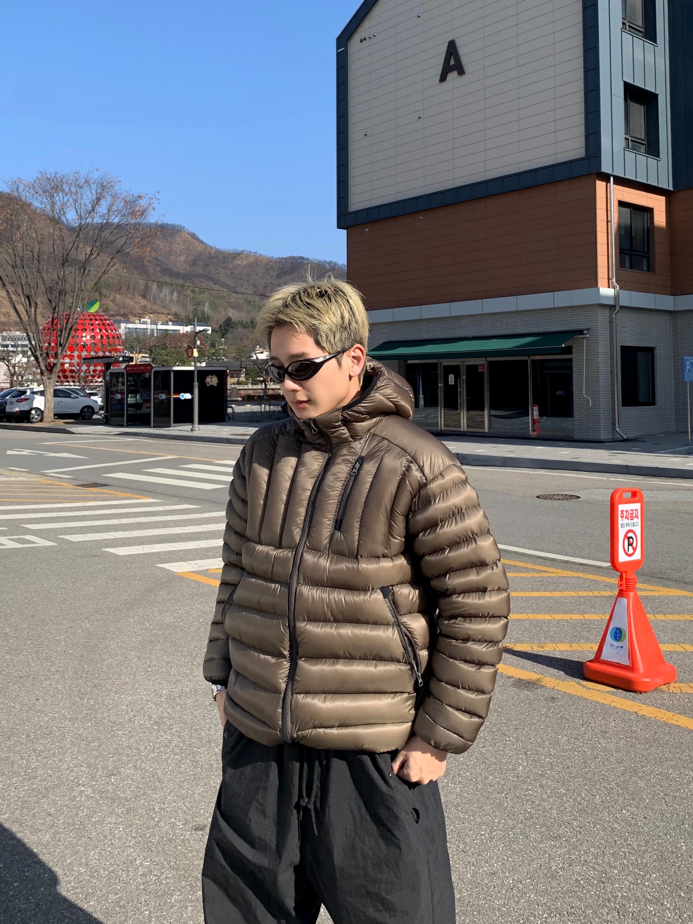 Oakley Eye Jacket Redux Matte Black Frame Prizm Grey Lenses High Bridge Fit, Oofos x Takahiromiyashita The Soloist Last Night I Dreamed That Somebody Loved Me The Sound of The Soloist Clog Black 착용 스타일 - 2
