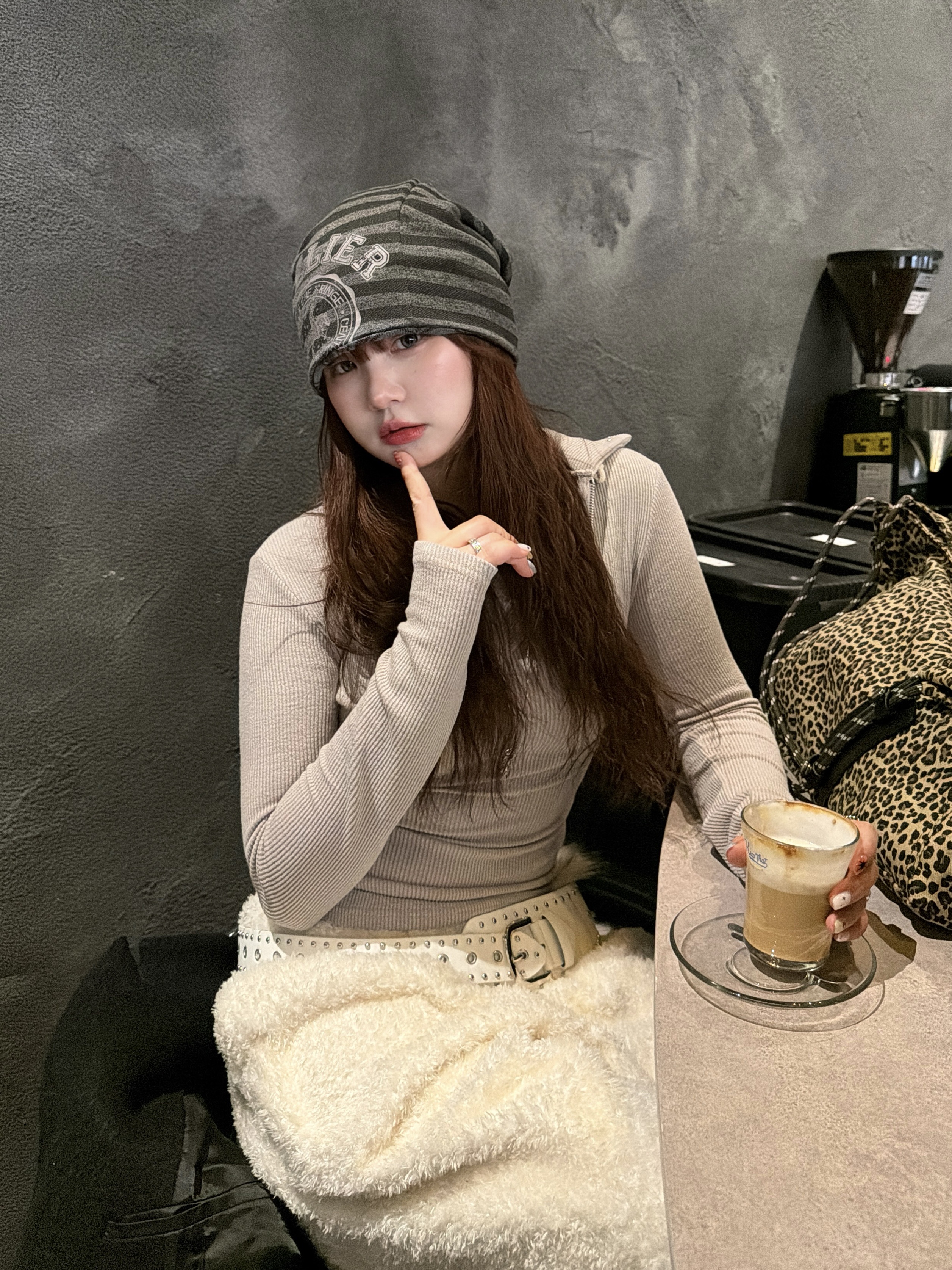 SOMSOC Atelier Contrast Beanie Charcoal 착용 스타일 - 1