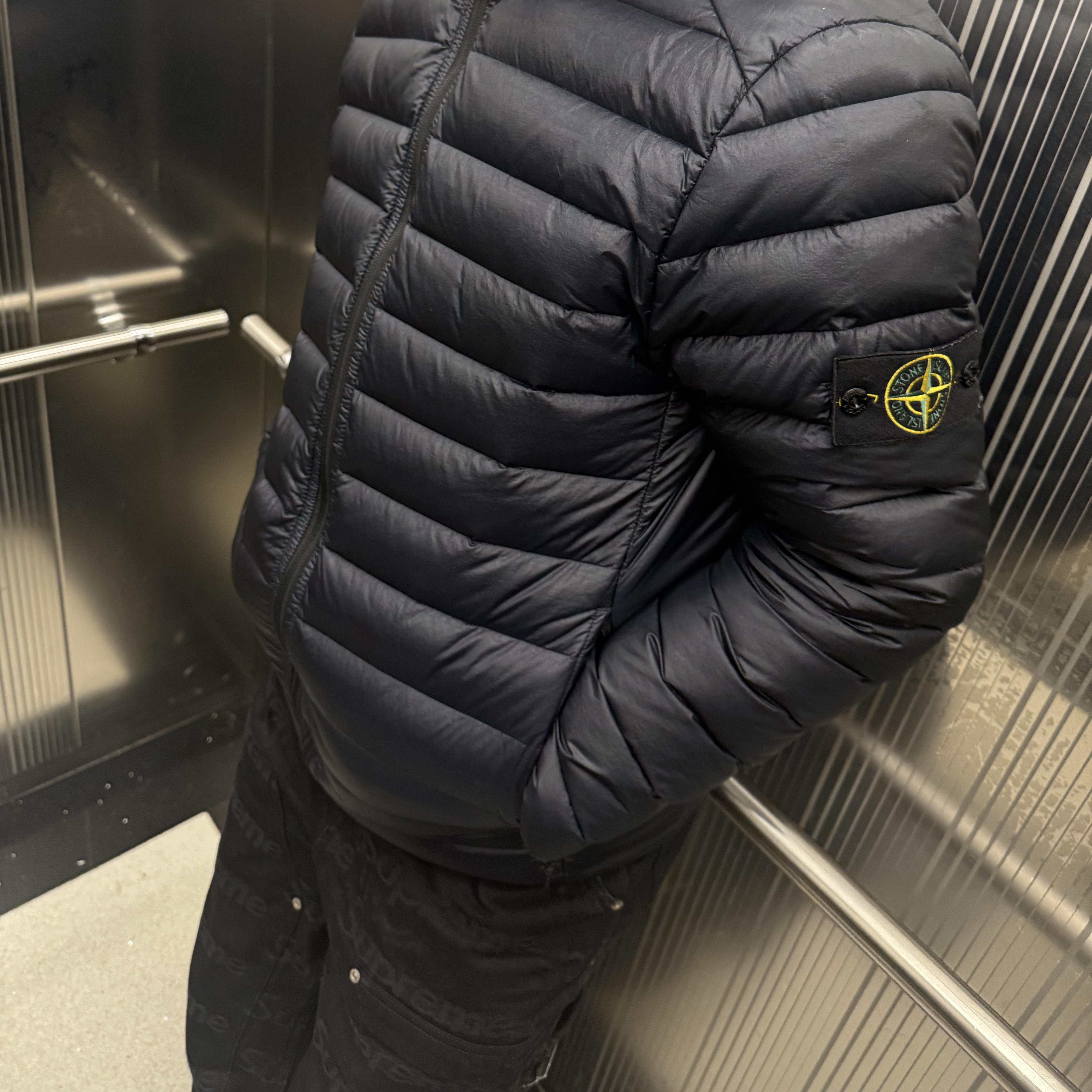 Supreme Jacquard Logos Double Knee Denim Painter Jean Black - 25FW, Stone Island 4100429 Loom Woven Chambers Nylon Down-TC Jacket with Anti-Drop Black - 25SS 착용 스타일 - 2