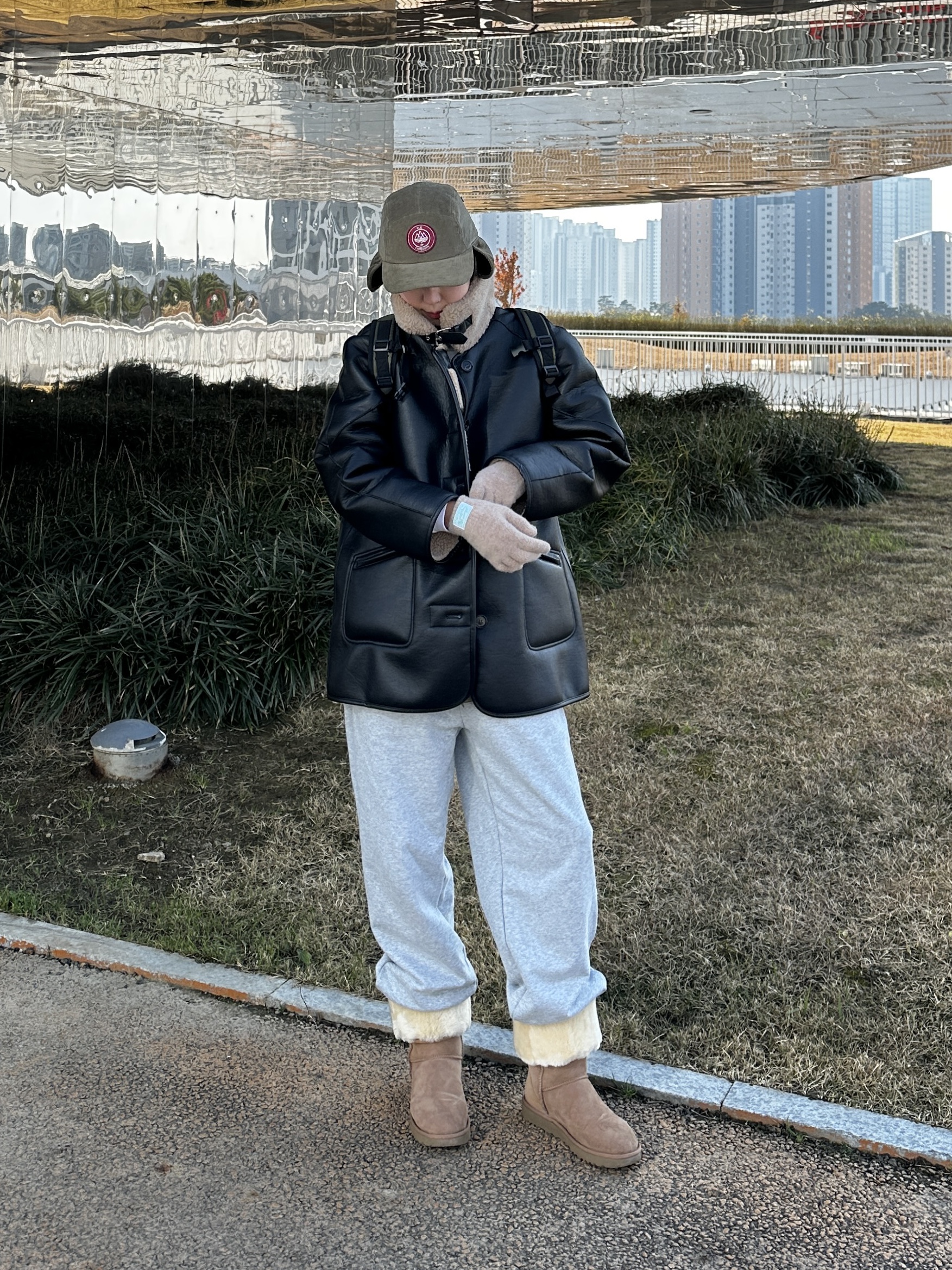 (W) UGG Classic Tall II Boots Chestnut, Adidas x C.P. Company Spezial Settend Hat Trace Olive 착용 스타일 - 6