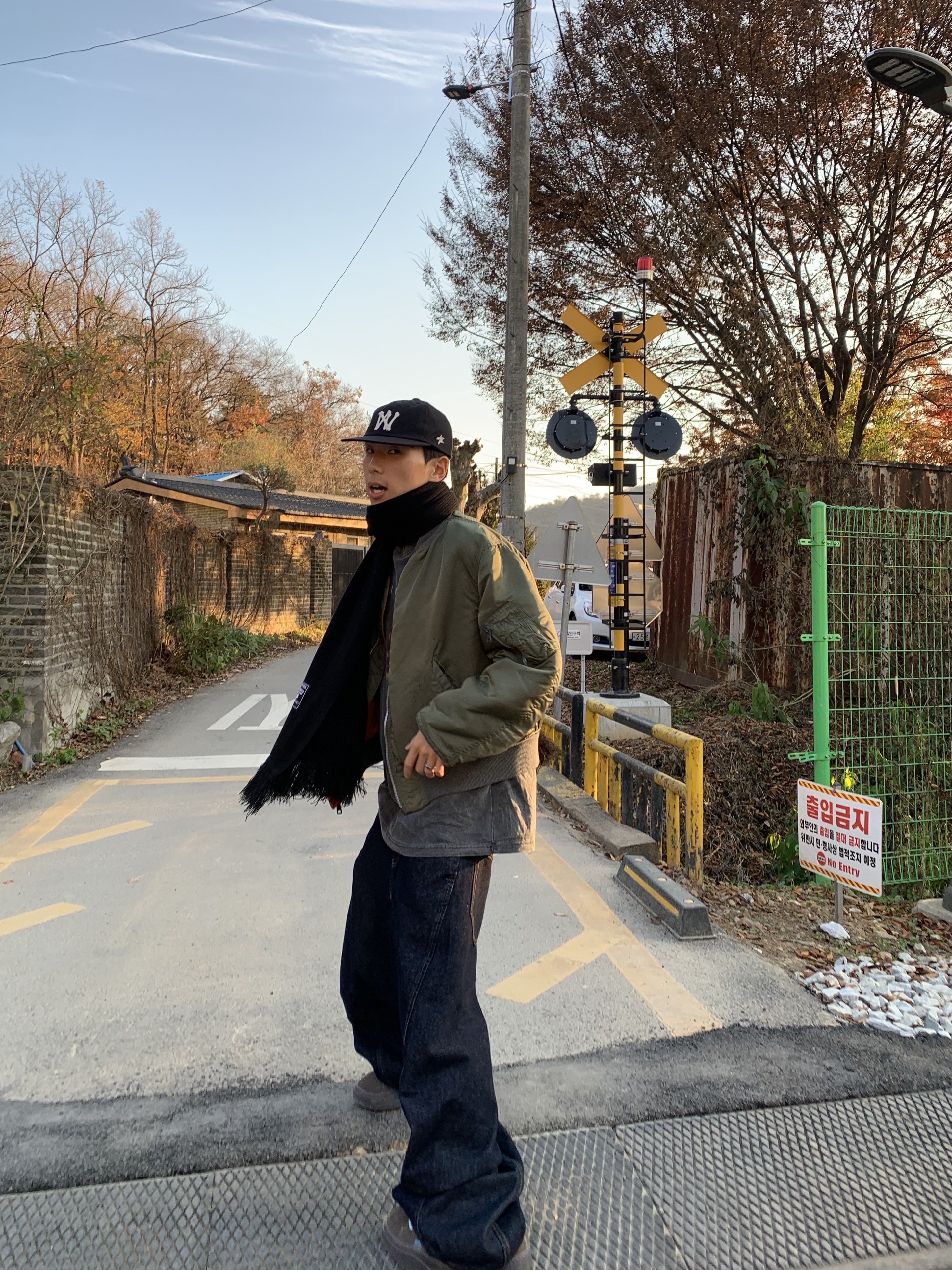 ERL Vamp Skate Electric Gray, NOD Super Oversized muffler Black 착용 스타일 - 2
