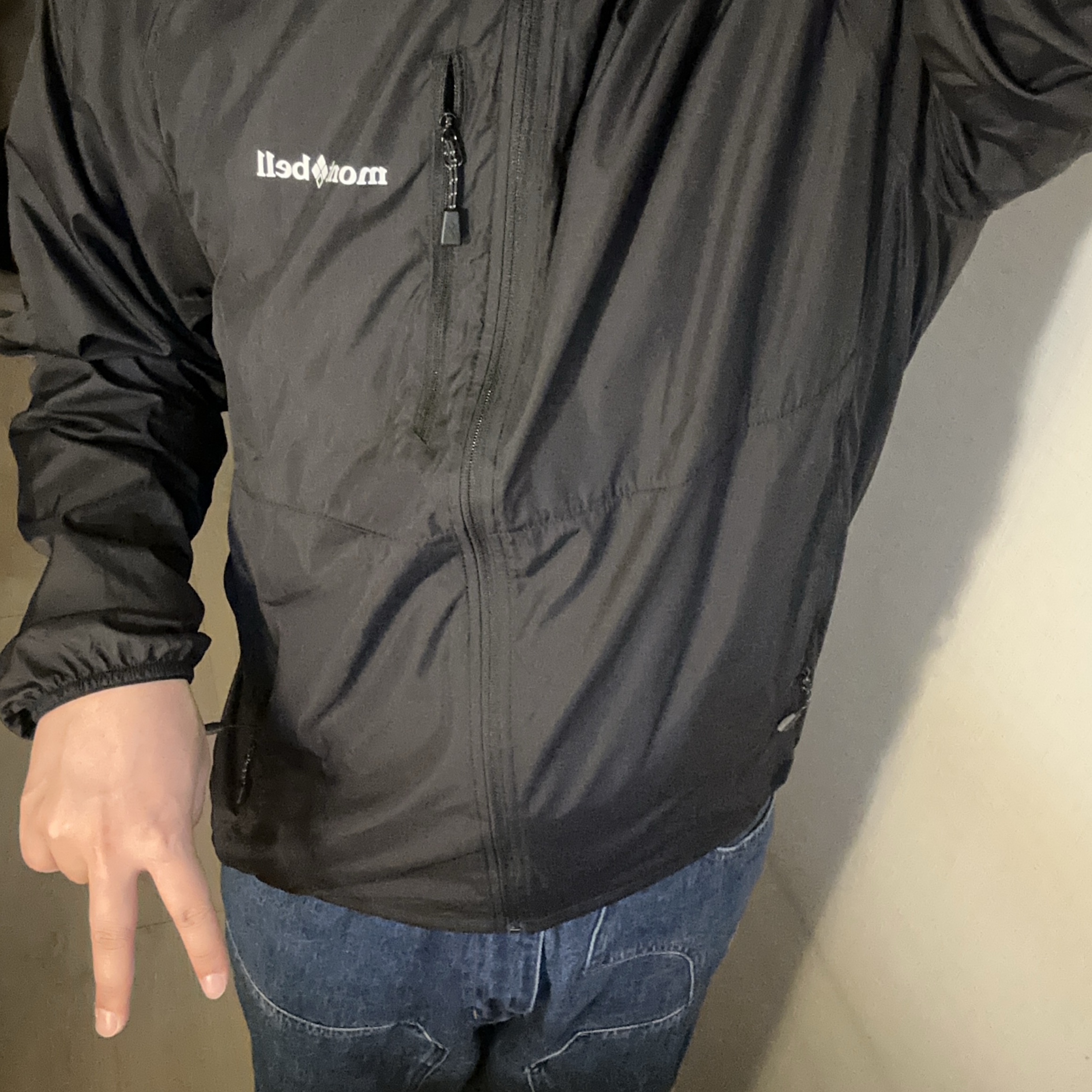 Montbell Wind Blast Hooded Jacket Black 착용 스타일 - 2