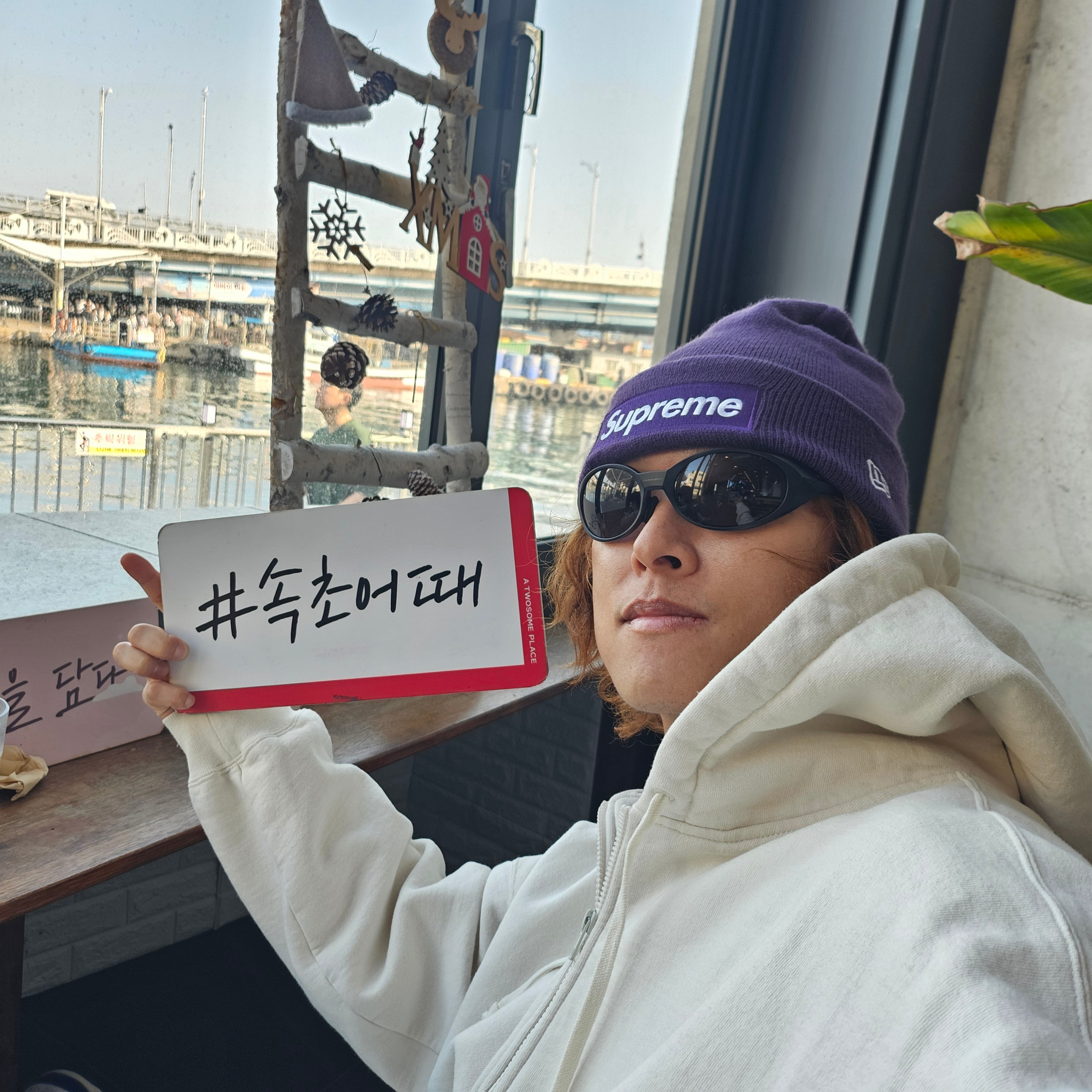 Supreme New Era Box Logo Beanie Dark Purple - 23FW, Oakley Eye Jacket Redux Matte Black Frame Prizm Grey Lenses High Bridge Fit 착용 스타일