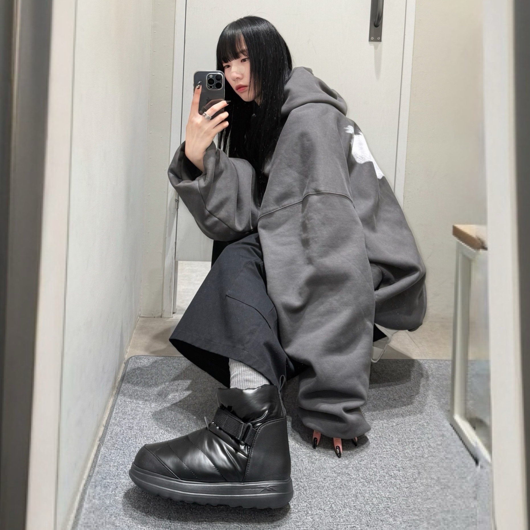 Yeezy Gap Engineered By Balenciaga Dove Hoodie Black 착용 스타일 - 1
