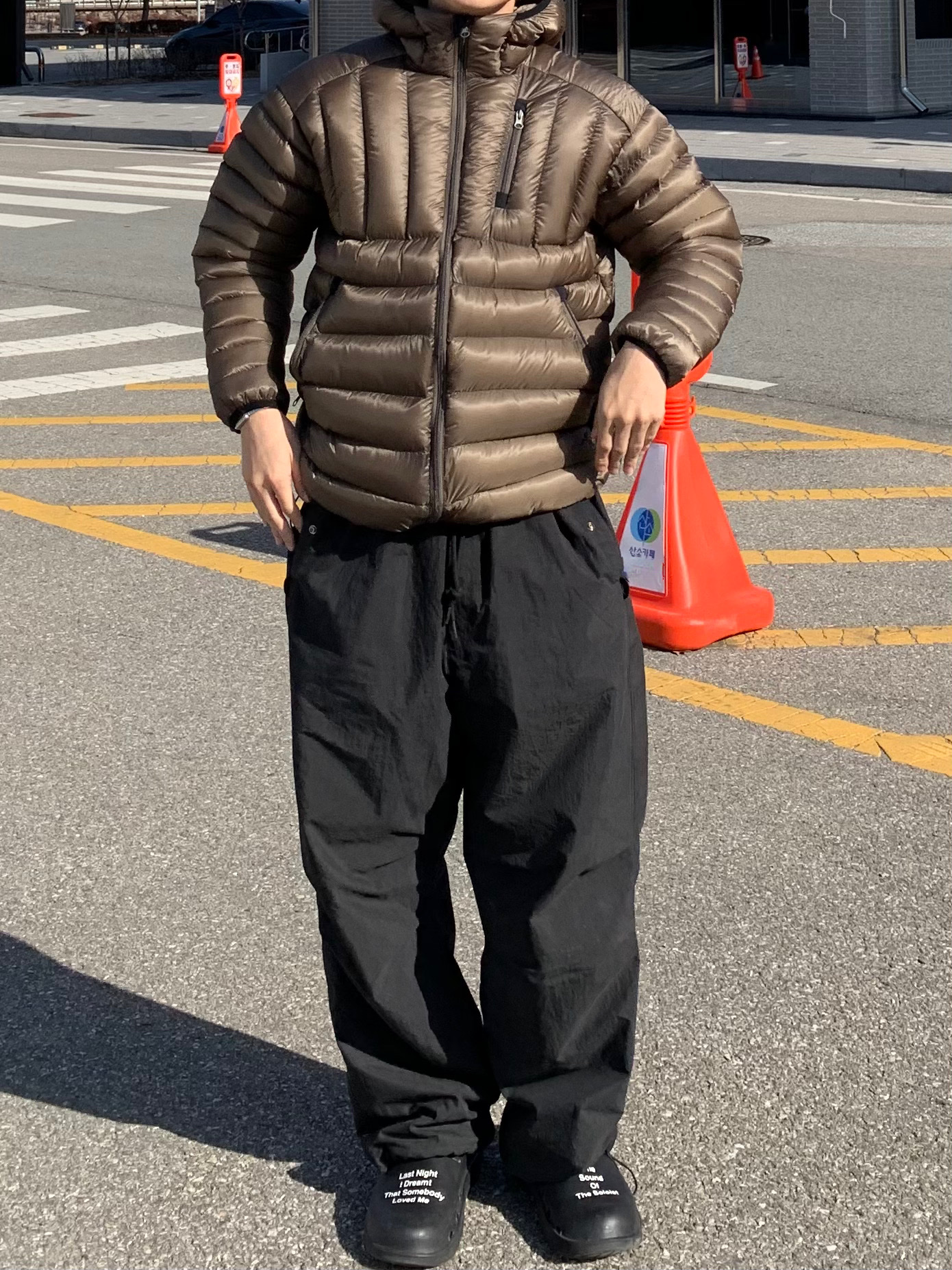 Oakley Eye Jacket Redux Matte Black Frame Prizm Grey Lenses High Bridge Fit, Oofos x Takahiromiyashita The Soloist Last Night I Dreamed That Somebody Loved Me The Sound of The Soloist Clog Black 착용 스타일 - 3