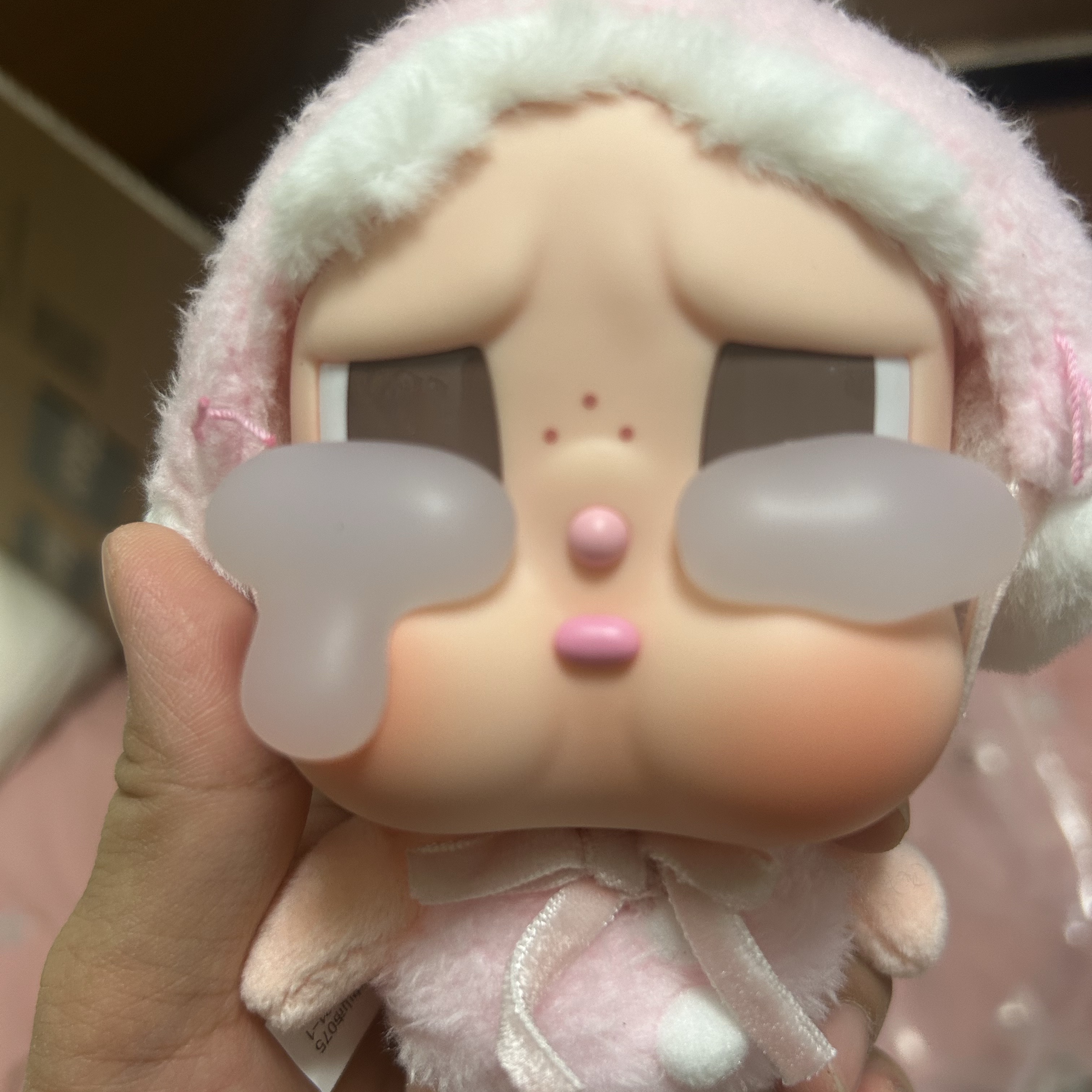 Pop Mart Crybaby Crying Again Series Plush Keyring I'll Give You All My Love (Opened Case) 착용 스타일